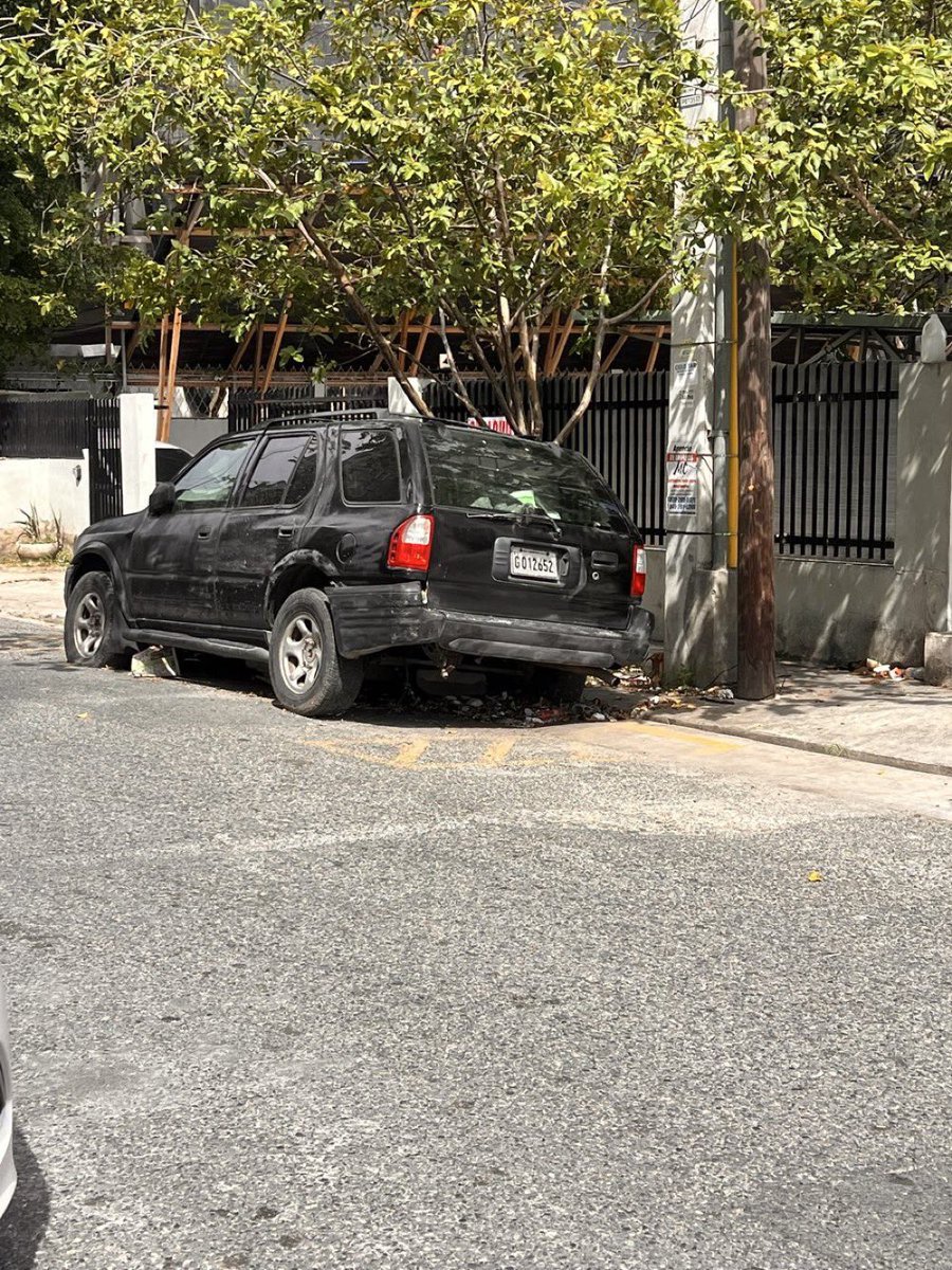 hfme18's tweet photo. Quisiera que nos ayuden con este vehículo abandonado en mi calle; he contactado a la @AlcaldiaDN y a @digesettrd_  y ambas instituciones se tiran la responsabilidad una a la otra.
Quién es responsable?
@CarolinaMejiaG @Generalpascualc  @Parqueat_RD @MOPCRD https://t.co/YlpedEJbH6