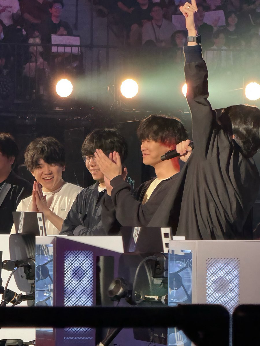 __renokawaii__'s tweet photo. k4senさんのやばくねーよ⭐︎を見てニコニコの3名
#LTK #CCWIN #zerost #hetel #recap #k4sen https://t.co/EZ2cPscgXM