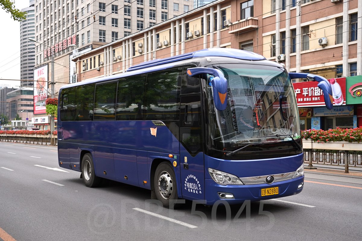 RBE5045's tweet photo. 大连金隆汽车客运服务 辽B·N2880 宇通 ZK6906H5Z

中国の大連で見かけた宇通製中型観光バス
シンプルな単色塗装である中、側面に中国国旗が入っていて良い https://t.co/KXQLYwBewv