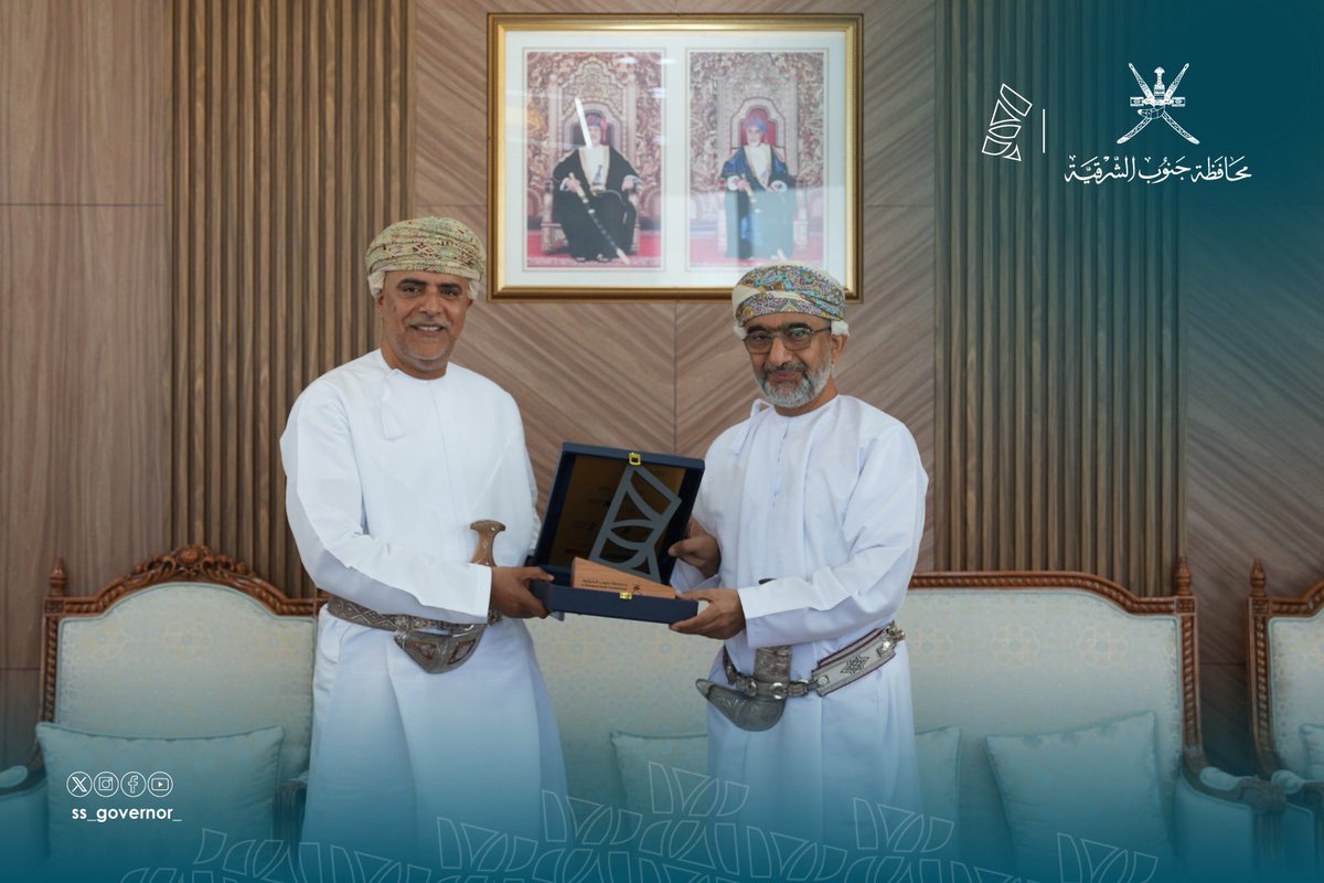 Jalaan_Gate's tweet photo. كرّم سعادة الدكتور يحيى بن بدر بن مالك المعولي، #محافظ_جنوب_الشرقية، المكرّم الدكتور عامر بن ناصر بن عامر المطاعني، عضو مجلس الدولة، تقديرًا لإسهاماته المهنية ودوره القيادي خلال فترة عمله رئيسًا تنفيذيًا للمؤسسة التنموية بالشركة العُمانية للغاز الطبيعي المسال، وما قدّمه من جهود أسهمت في تعزيز الشراكة المجتمعية، ودعم المشروعات التنموية، ورعاية المبادرات الإبداعية بالمحافظة. وذلك بحضور مديري عموم المؤسسات الحكومية، ومديري التقسيمات الإدارية بالمحافظة.