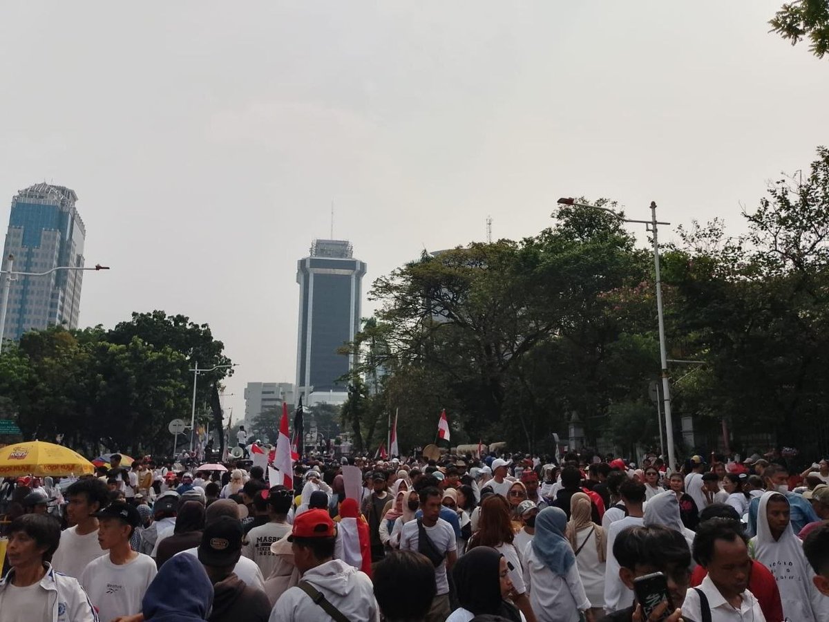 Cinta97289's tweet photo. MBG terbukti gerakkan ekonomi bawah jangan distop Evaluasi total manajemen pusat hingga daerah hukum mati oknum penyalahguna anggaran Suara rakyat wajib didengar #RelawanBergerak https://t.co/g4PMKkfZST