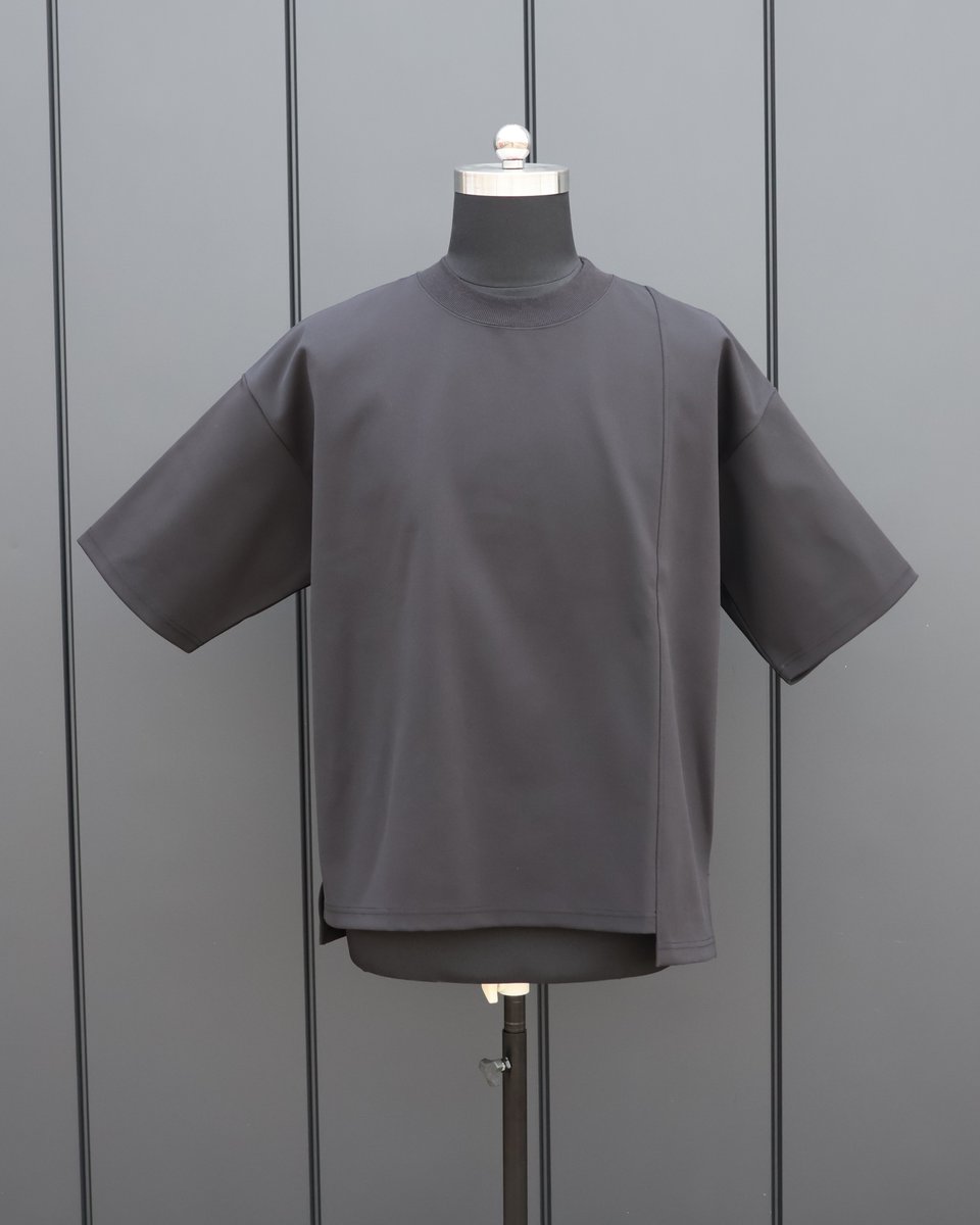 fal_official's tweet photo. 【NEW RELEASE】

新作ベーシックTシャツを発表しました。

https://t.co/g64O3ovK5N

★FA-A-202606ST-A-M
「A-202606ST-ベーシックTシャツ※無地（ブラック）【Mサイズ】」
￥11,000(税込)

★FA-A-202606ST-A-L
「A-202606ST-ベーシックTシャツ※無地（ブラック）【Lサイズ】」
￥11,000(税込)

★FA-A-202606ST-A-XL
「A-202606ST-ベーシックTシャツ※無地（ブラック）【XLサイズ】」
￥11,000(税込)

【Regular item】

説明：
▮F.A.Lのベーシックな無地のTシャツ。カラーはブラックを採用し、シルバーアクセサリーとの相性が良い一着。
▮シルエットや生地感にこだわることで、ベーシックにもスポーツをする時のトレーニングウェアとしても着用できる。
▮織ネームのデザインにまでF.A.Lが感じられ、デイリーに使用できるベーシックTシャツ。
▮型紙を一から考案し作られた、F.A.L完全オリジナルボディーを使用しており、全体はオーバーサイズのプルオーバー。
▮ドロップショルダーという肩が落ちている形で、性別や体形関係なくユニセックスで着用できる。
▮前身頃は後身頃よりも短くなっており、ベルトをしてもバックルが見えるようなスタイルで着用できるようになっている。
▮織ネームは、F.A.Lの新名称「Foo.All.Laugh」のブランド名のネームを採用。
▮トランプをイメージしたチェックの背景に、四隅にスートをあしらった豪華なクラウンロゴの織ネーム。