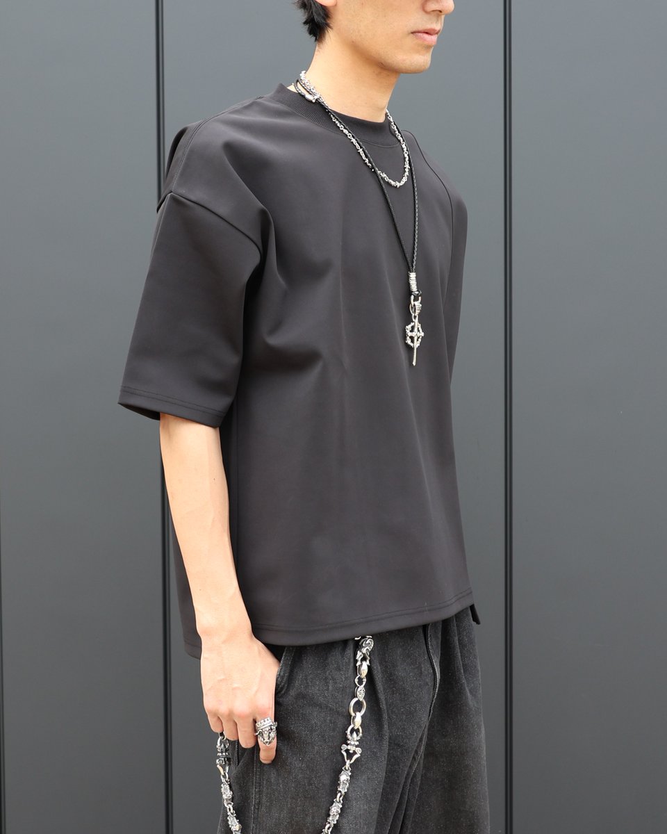 fal_official's tweet photo. 【NEW RELEASE】

新作ベーシックTシャツを発表しました。

https://t.co/g64O3ovK5N

★FA-A-202606ST-A-M
「A-202606ST-ベーシックTシャツ※無地（ブラック）【Mサイズ】」
￥11,000(税込)

★FA-A-202606ST-A-L
「A-202606ST-ベーシックTシャツ※無地（ブラック）【Lサイズ】」
￥11,000(税込)

★FA-A-202606ST-A-XL
「A-202606ST-ベーシックTシャツ※無地（ブラック）【XLサイズ】」
￥11,000(税込)

【Regular item】

説明：
▮F.A.Lのベーシックな無地のTシャツ。カラーはブラックを採用し、シルバーアクセサリーとの相性が良い一着。
▮シルエットや生地感にこだわることで、ベーシックにもスポーツをする時のトレーニングウェアとしても着用できる。
▮織ネームのデザインにまでF.A.Lが感じられ、デイリーに使用できるベーシックTシャツ。
▮型紙を一から考案し作られた、F.A.L完全オリジナルボディーを使用しており、全体はオーバーサイズのプルオーバー。
▮ドロップショルダーという肩が落ちている形で、性別や体形関係なくユニセックスで着用できる。
▮前身頃は後身頃よりも短くなっており、ベルトをしてもバックルが見えるようなスタイルで着用できるようになっている。
▮織ネームは、F.A.Lの新名称「Foo.All.Laugh」のブランド名のネームを採用。
▮トランプをイメージしたチェックの背景に、四隅にスートをあしらった豪華なクラウンロゴの織ネーム。