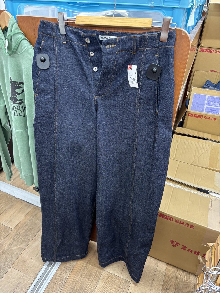 Rye_MoMZ's tweet photo. 荻窪からバスで15分くらいのセカストまで行ってきた。
お目当ては日本展開してないロンドンのYMCというブランドのデニム。
元値は6万。しかもオンラインだけで関税かかるから7万以上になると思われ。

これがセカストに2万5千であった。
ちょっとでかいけどほぼ新品で激安。
よかった〜。 https://t.co/kU3EJHXsVI