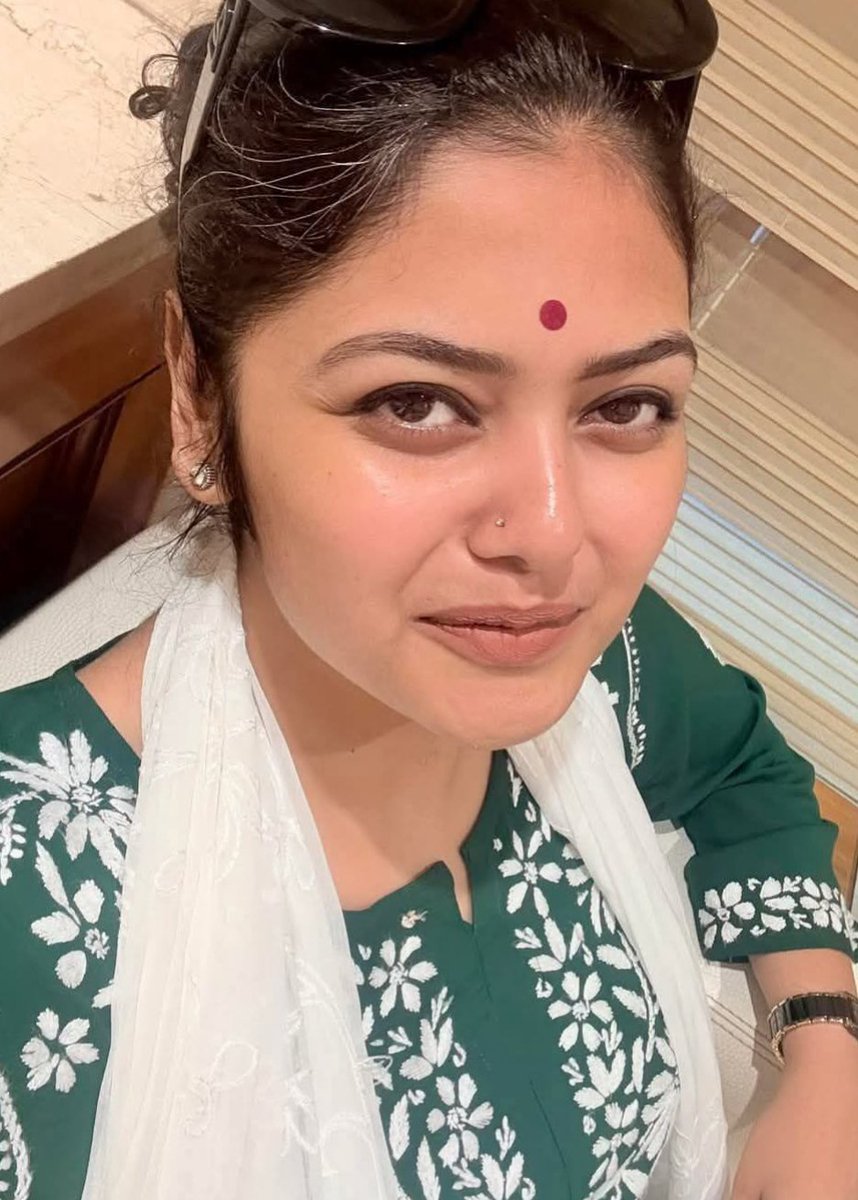 ishita_9529's tweet photo. नाम तो इसका सुने ही होगे प्यार से इसे सायोनी कहते है।

चुनाव के वक्त ममता के लिए बोली थी रोशनी चांद से होती है सितारों से नहीं मोहब्बत दीदी से होती है किसी शाह या मोदी से नहीं।

अब ये चड्ढा से चड्ढी होने के बाद सुनने में आ रहा है इसे भाजपा नहीं ले रही है कांग्रेस...Open news https://t.co/LL7V5uYenY