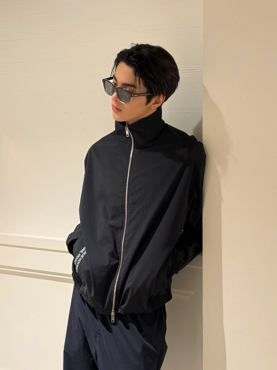 svthyl's tweet photo. simple fit and an insane face card #KEONHO https://t.co/fwz2ELIzOF