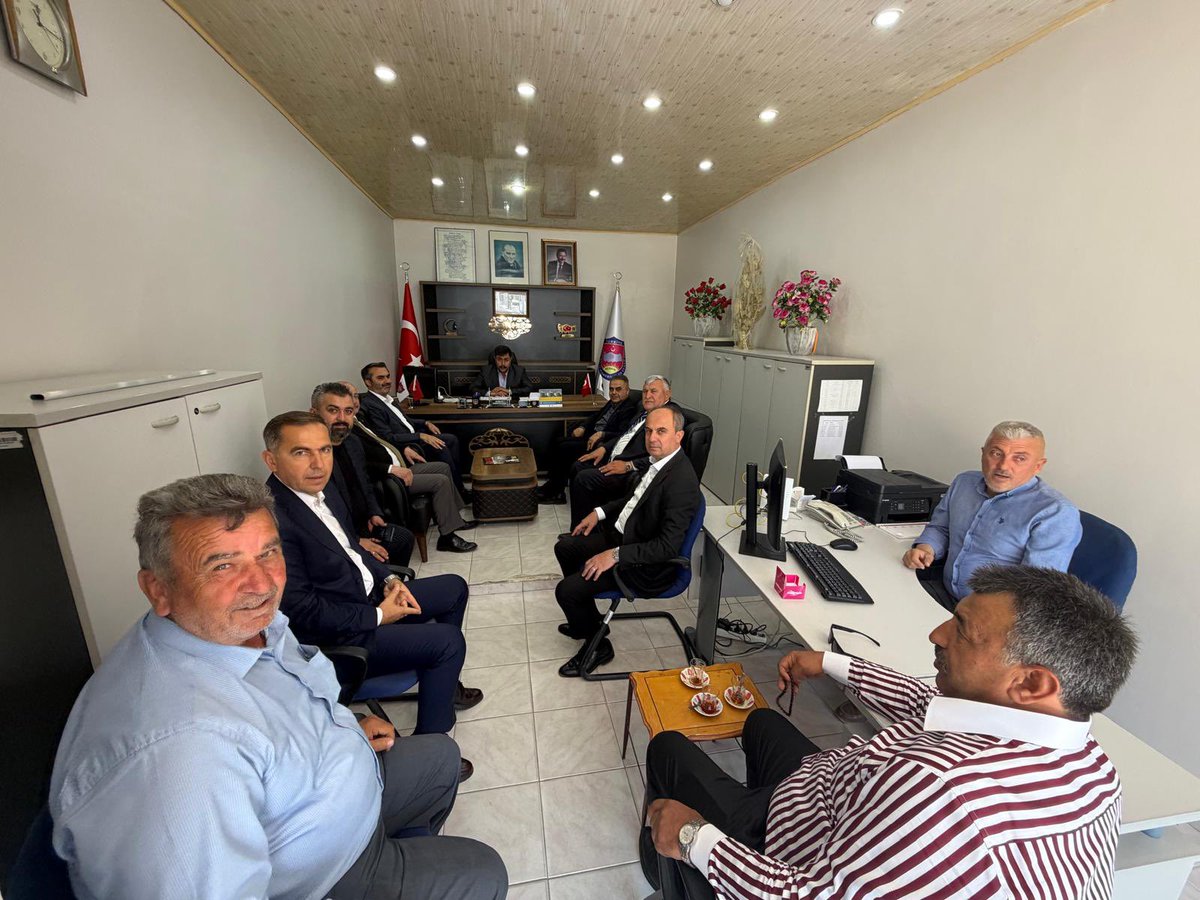 mvmustafakaplan's tweet photo. 📍Kırıkkale

Keskin Şoförler ve Otomobilciler Odası Başkanlığı görevine seçilen Ömer Ünlüer’i, belediye başkanlarımızla birlikte ziyaret ederek hayırlı olsun dileklerimizi ilettik.

Kendisine yeni görevinde başarılar diliyor, esnafımıza ve ilçemize hayırlı hizmetlere vesile olmasını temenni ediyorum.