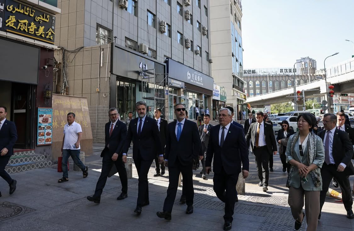yakuphuznu's tweet photo. @AdilKalibdax @AEminOnenOfis @KasgarliKarluk Yanlış hatırlamıyorsam Büyükelçi görevindeyken Pandemi vardı. Yine de ufak bir gezintiyle Dışişleri Bakanımızla ziyaret ettiğini görüyorum. Sizin Türkiye’deki devlet adamlarına karşı bu dikkatsiz ve had bildirir üslubunuz ne olacak? Çin’de de bu saldırganlıkla davranıyorsanız... https://t.co/XpEg2McA39
