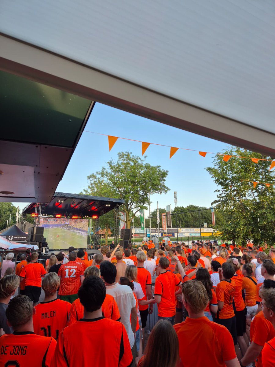 VVEemdijk's tweet photo. ORANJEFEEST. Het was afgelopen zaterdag een geweldig feest bij Eemdijk. Vele mensen gingen uit hun dak met de 5-1 overwinning van het Nederlands Elftal en de optredens na de wedstrijd. https://t.co/j7HdEfJDQ7