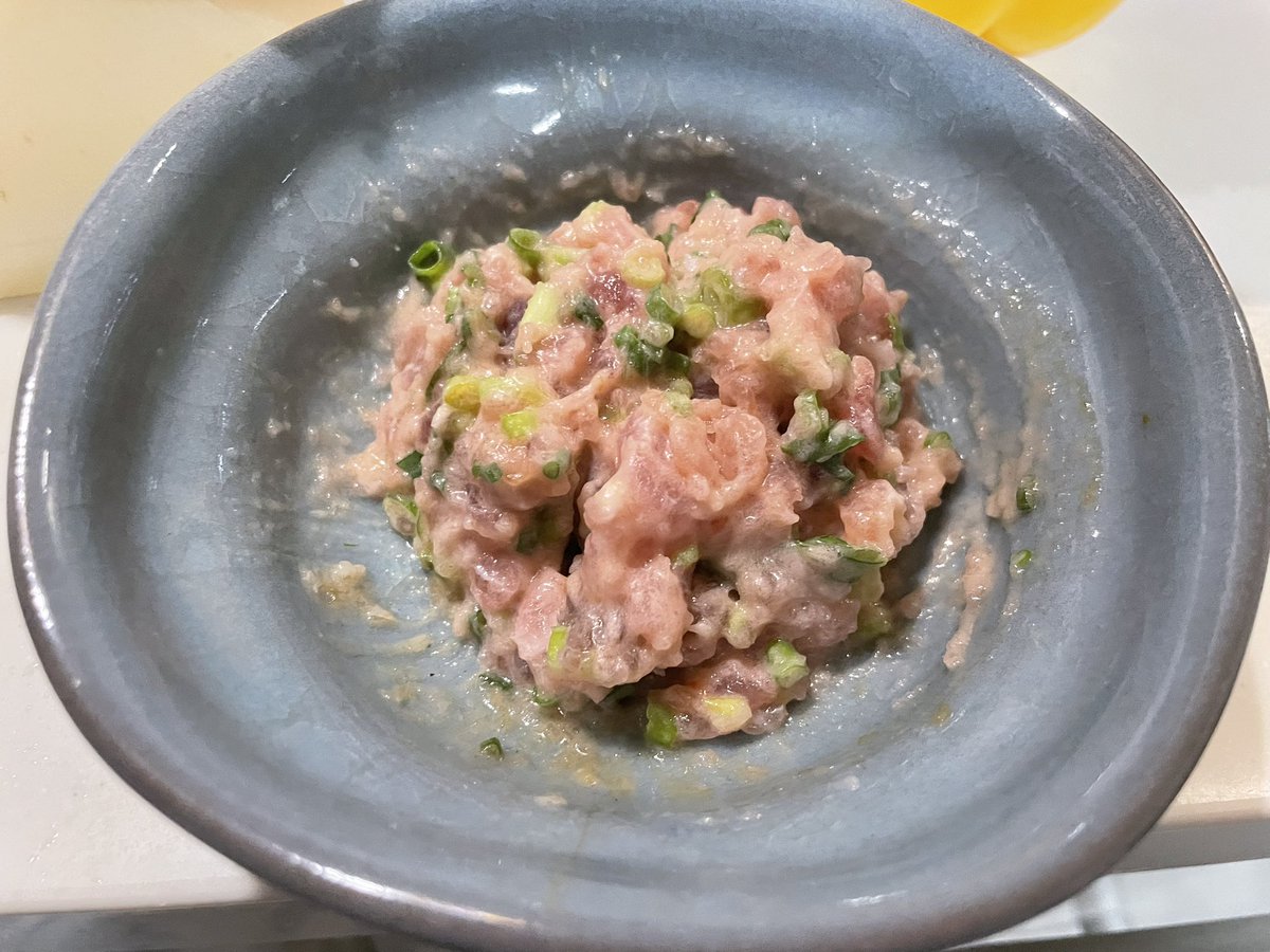bpon0415's tweet photo. ソーセージ。キャベツメンチ。ぼんじり焼き。
マグロたたき。

肉だらけ。
期限の都合なので仕方ない！

飲むよ！ https://t.co/Qrrcvg8thU