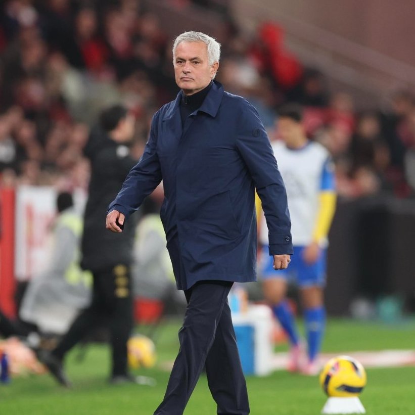 Haber's tweet photo. Jose Mourinho, Real Madrid'e geleneksel bir 9 numara istiyor. 

(AS) https://t.co/nzQ5RXoxJL