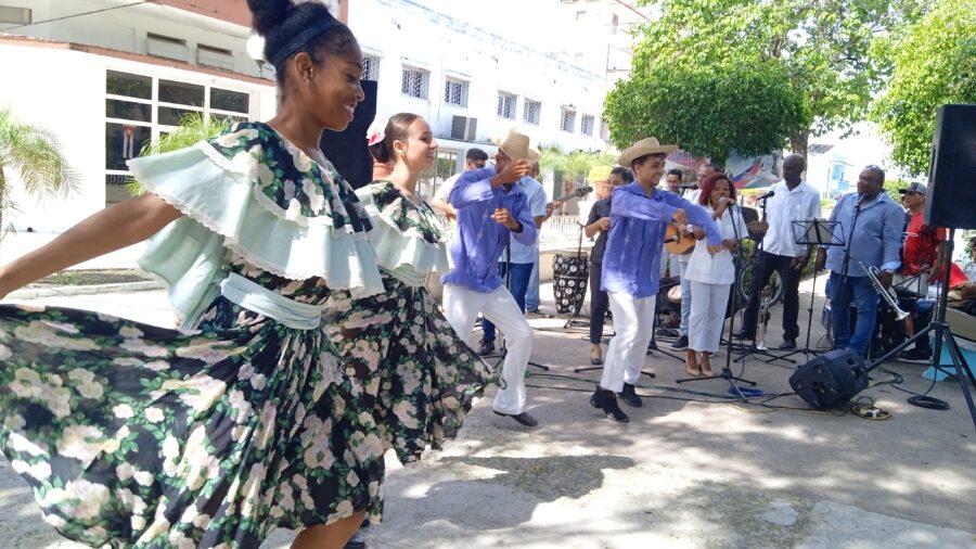 AlinaC20612's tweet photo. Las Tunas.-Desarrolla la Jornada Cucalambeana como muestra de la resistencia que, en lo cultural, también dignifica a este pueblo. 
#LasTunasEsCultura. https://t.co/QqITgY0CCm