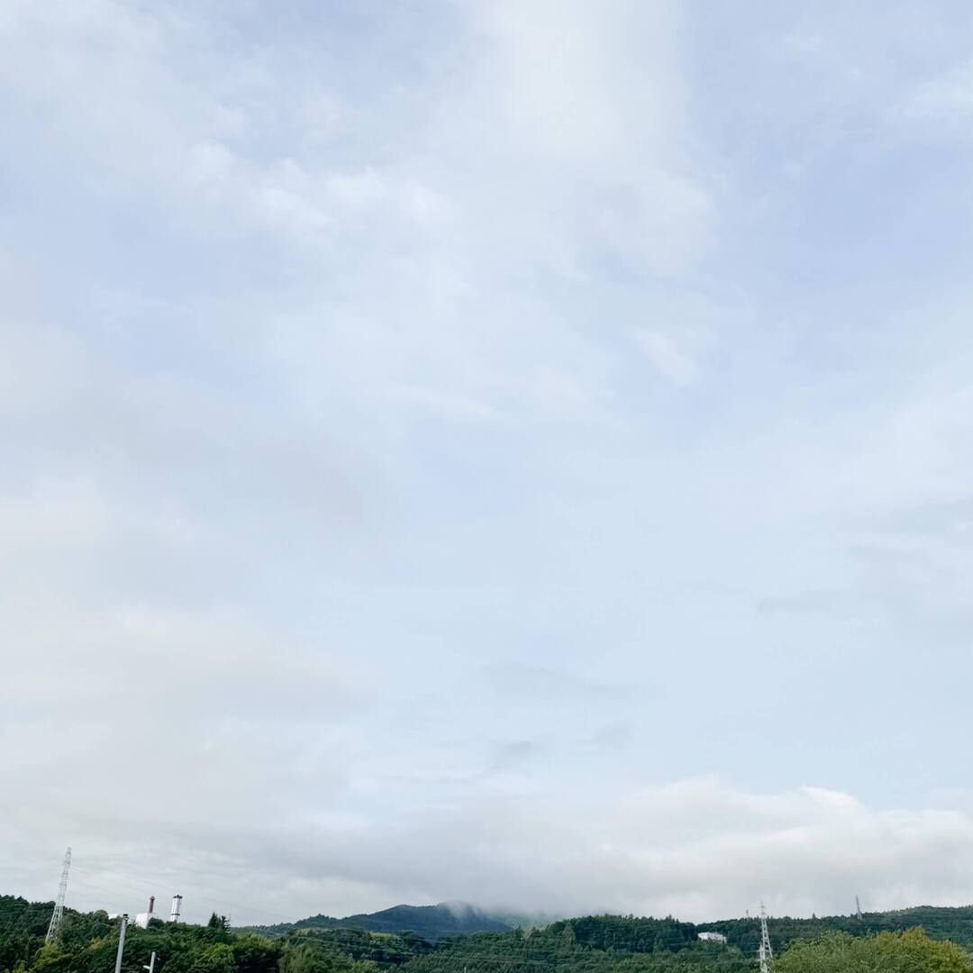 noriko_v's tweet photo. モヤモヤっとした梅雨空。降るのか降らないのか、晴れるのか晴れないのか、はっきりしない。

#今日もいい空
#今日の箱根山
#sky #空 https://t.co/Dng3fJT4rG https://t.co/NEv3dTAHs0