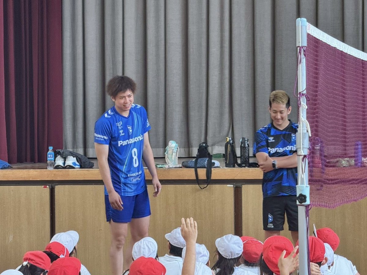 OSAKA__BLUTEON's tweet photo. 🔷ブルテオン情報🔷
/
大阪府トップアスリート
小学校ふれあい事業🏐
\
6/19(金)は大阪市立北中島小学校に訪問し、バレーボール教室を実施🤩
皆さん楽しみながら取り組んでいただきありがとうございました👏👏
#伊賀亮平 #仲本賢優 #野添凌
#BLUEACTION #京阪
#大阪ブルテオン
#OSAKABLUTEON https://t.co/s9lFfRN66A