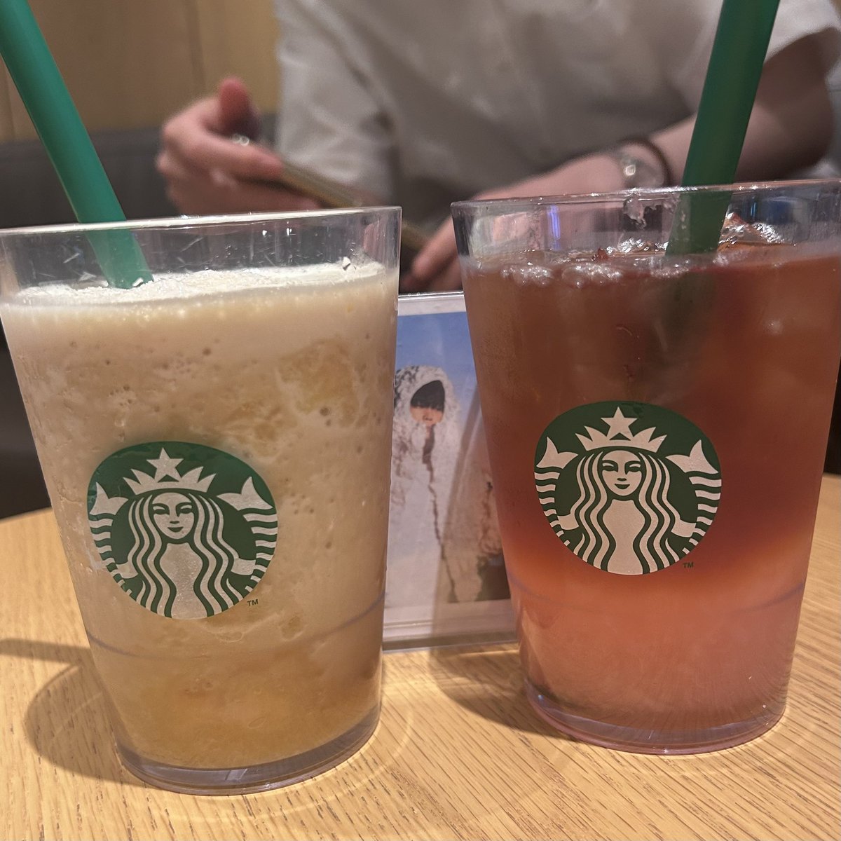 nyuuuws's tweet photo. 今日も飲んだ❣️友達は桃の先行❓を飲んでいた🍑コラボ前は数えるほどしかスタバに行ったことがなかったんだけど増田さんとコラボしてくれたおかげでたくさんスタバに行けた❣️ありがとう🐱🐱🍌🍌
#バナナアフォガートフラペチーノ https://t.co/XKhhWnhjca