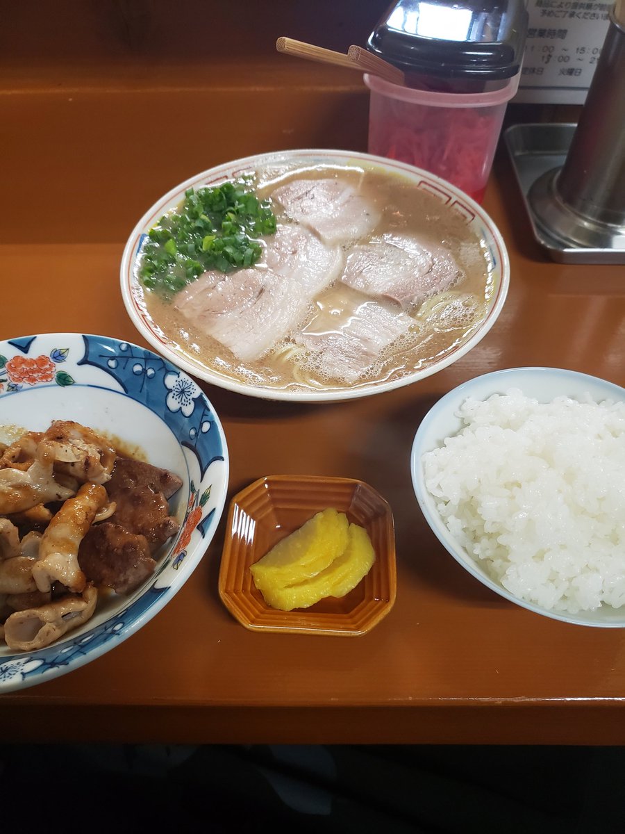 gen97194191's tweet photo. 【大臣閣】ライドん‼️
ラーメン・焼きホルモン・めし
先代の頃に
二回ほどお邪魔した記憶。
復活後もいろいろあったようだが
着丼からのスープひとすすりで
こぼれる微笑み(笑)美味ぁぁ‼️
焼きホルモンも異様に美味いと
思ったら
タレにニンニクモリモリ(笑)
こりゃ美味いわ(笑)
ごちそうさまでした❗ https://t.co/XTOXfoJ7AI