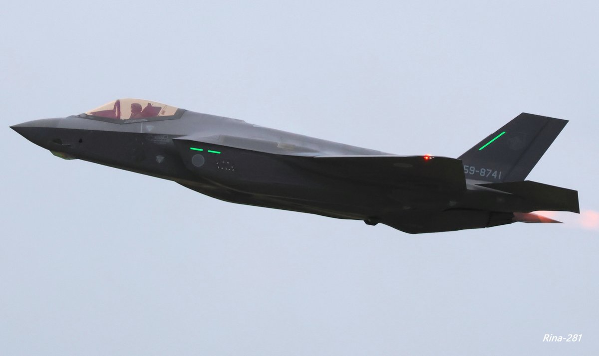 RINA_200's tweet photo. 本日の小松基地 夜間飛行訓練🌙で��、19時前から第303飛行隊🐉F-35A×3機、F-15×2機が次々と小松基地を出発しました✨
F-35Aの741/743/747号機の3機はハイレートクライムで物凄い轟音と共に大空へと飛び立って行った姿は圧巻でした🔥
小松空港デッキから眺めるF-35Aのハイレートクライムは初でした😊📸 https://t.co/58T41sr0xc