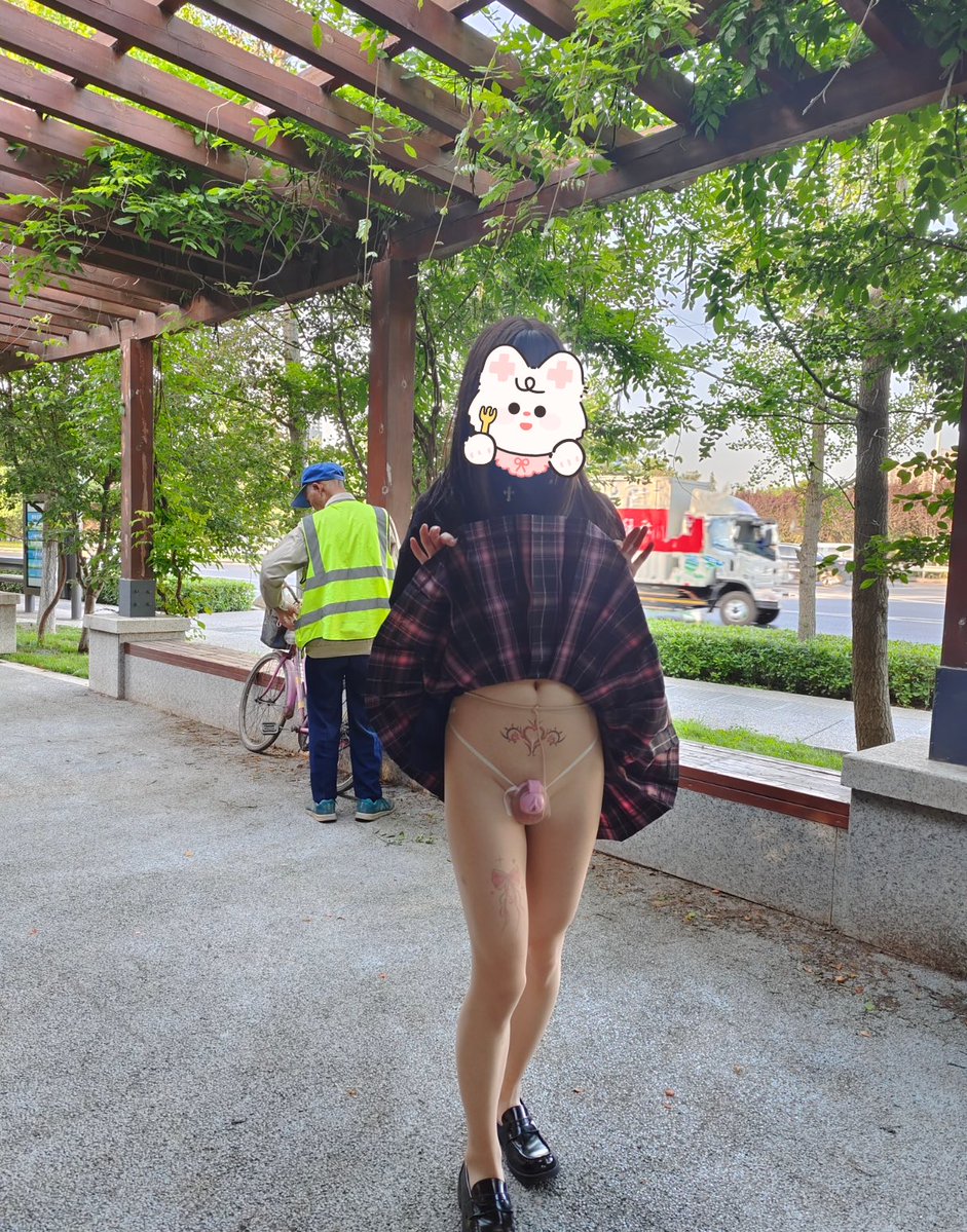 yunhan171's tweet photo. 公园踏青
清纯和婊子？到底哪一个才是云涵的真面目？
被环卫工爷爷看到的母猪伪娘又是谁？

#男娘 #露出 #伪娘 #sissy #社死 #femboy #雌堕 #人前露出 https://t.co/QAKP2ibyAU