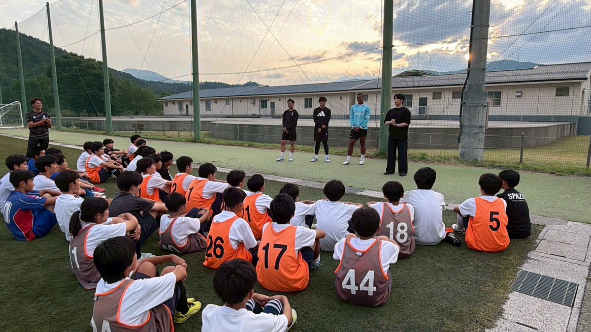glory0620's tweet photo. 飛騨での2泊３日のトレーニングキャンプ⚽️
サッカーのトレーニングだけでは無く、
農業体験、サッカーイベント、SNS講習と
本当に充実した2泊３日でした。

飛騨の街に触れ、人に触れ、子供達に触れ
更に思った

自分のサッカー選手としての価値
人としての価値を
更に上げていきたいと。

まだまだ上げていけるように戦っていきます🔥

こんな貴重な機会を作って頂いた
＠minatoku_genkai さん＠koki_komai さん
そして飛騨の町の方々。

ありがとうございました🙇‍♂️