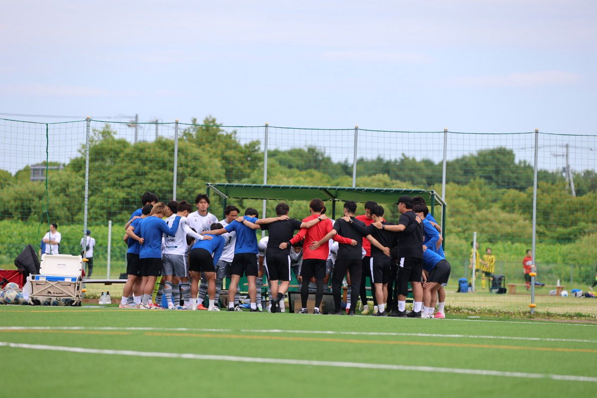 th0821191's tweet photo. 北海道サッカーリーグ第5節
vs ASC北海道 △1-1

全勝同士の首位決戦はドローに終わりました。

選手たちは最初から最後までファイトし、気持ちの入ったゲームを見せてくれました。
ただ追加点を奪いきる攻撃のクオリティやアイデアが少し足りなかったかなと思います。

勝てなかった悔しさの方が強いゲームでしたが、プレッシャーのかかる試合でアウェイで負けなかったこと、首位を譲らなかったことはポジティブに捉えまた前に進んでいきたいと思います。

現地まで応援に来てくださった皆様、十勝から声援を送ってくださった皆様、ありがとうございました！！

今週もリーグ戦は続きます。
週末のゲームに向けてまた最高の準備をしたいと思います！
#北海道十勝スカイアース