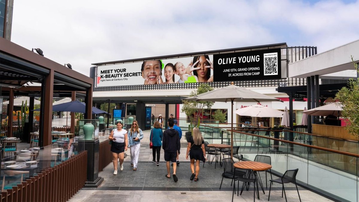 digiLED_'s tweet photo. Great to see the Westfield team making strong use of the new digiLED screens at Century City. 🙌

#RetailMedia #DOOH #BrandActivation #AVtweeps #ProAV #AV #AudioVisual #dvLED #LEDscreen #LEDdisplay https://t.co/MCCJKJDBDT