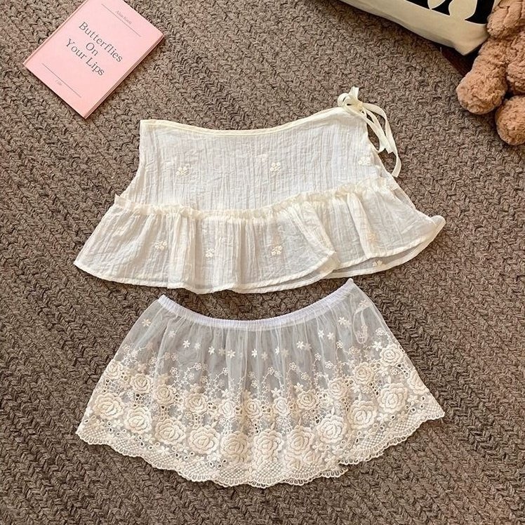 marigbld's tweet photo. lace skirt over jeans 

a thread https://t.co/zex2PNJXnU