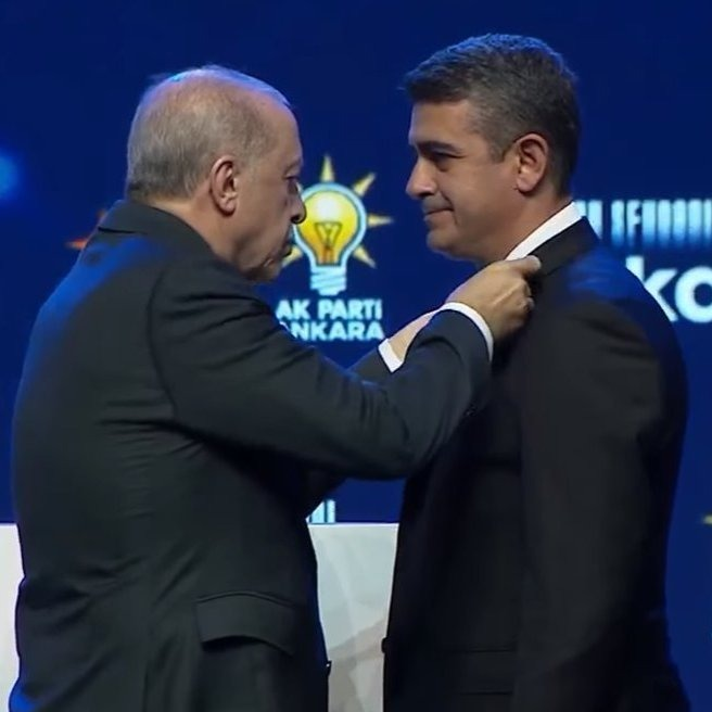 Cumhurbaşkanı Erdoğan, Levent Koç'un AKP Rozetini Taktı