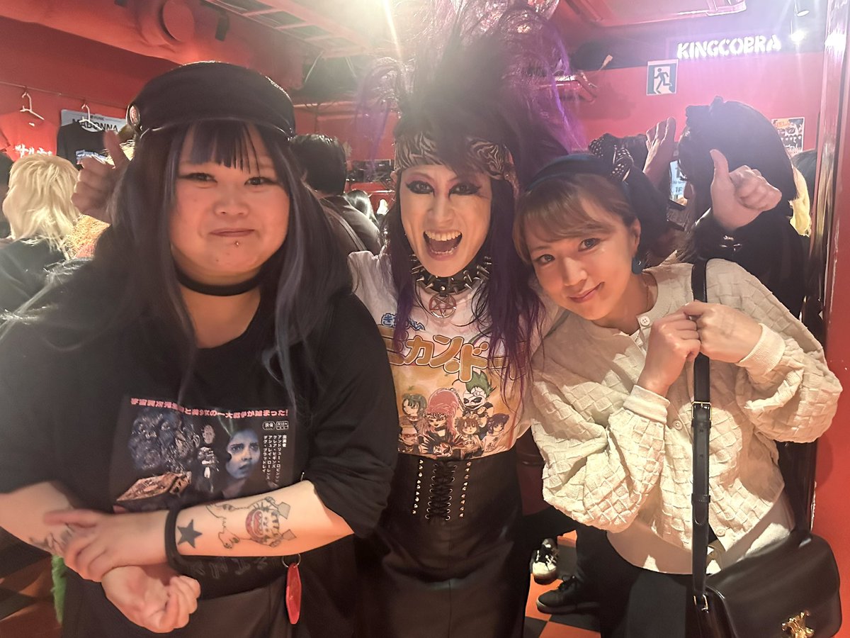 hiromicks01's tweet photo. 流血ブリザードとアナル玄藩を観にキンコブへ♪
パンパンで入れなくて、おそロシア革命は観れず！
アナ玄はゲンバさんのたこ焼きで大阪を満喫させてもろたw
初めて見た人畜乱弾すごかった！
うまー！
若い世代が盛り上がってきてるの良いなー♡
流血はいつも楽しいー🙌
ミリーに元気もらったー😆 https://t.co/ECBpTV3Ji4