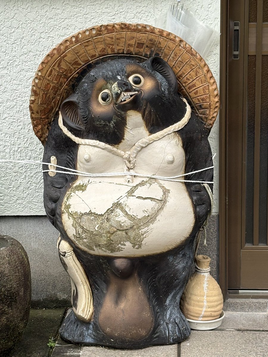 seiro1616's tweet photo. 静岡県伊東市
東林寺近辺のたぬき達です。
東林寺の鬼瓦はでしょうか庵木瓜(いおりもっこう)にて。
装飾がさらに凝ってる由緒正しさが感じられました。
お寺敷地内でしょうか、伊東氏に絡む曽我氏、河津氏のお墓があります。
苗字違いますが、元は工藤家という藤原氏の系譜とか。 https://t.co/7b9JhOOt59