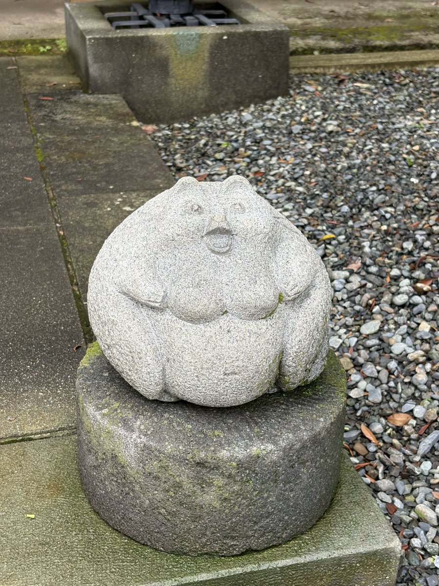 seiro1616's tweet photo. 静岡県伊東市
東林寺近辺のたぬき達です。
東林寺の鬼瓦はでしょうか庵木瓜(いおりもっこう)にて。
装飾がさらに凝ってる由緒正しさが感じられました。
お寺敷地内でしょうか、伊東氏に絡む曽我氏、河津氏のお墓があります。
苗字違いますが、元は工藤家という藤原氏の系譜とか。 https://t.co/7b9JhOOt59