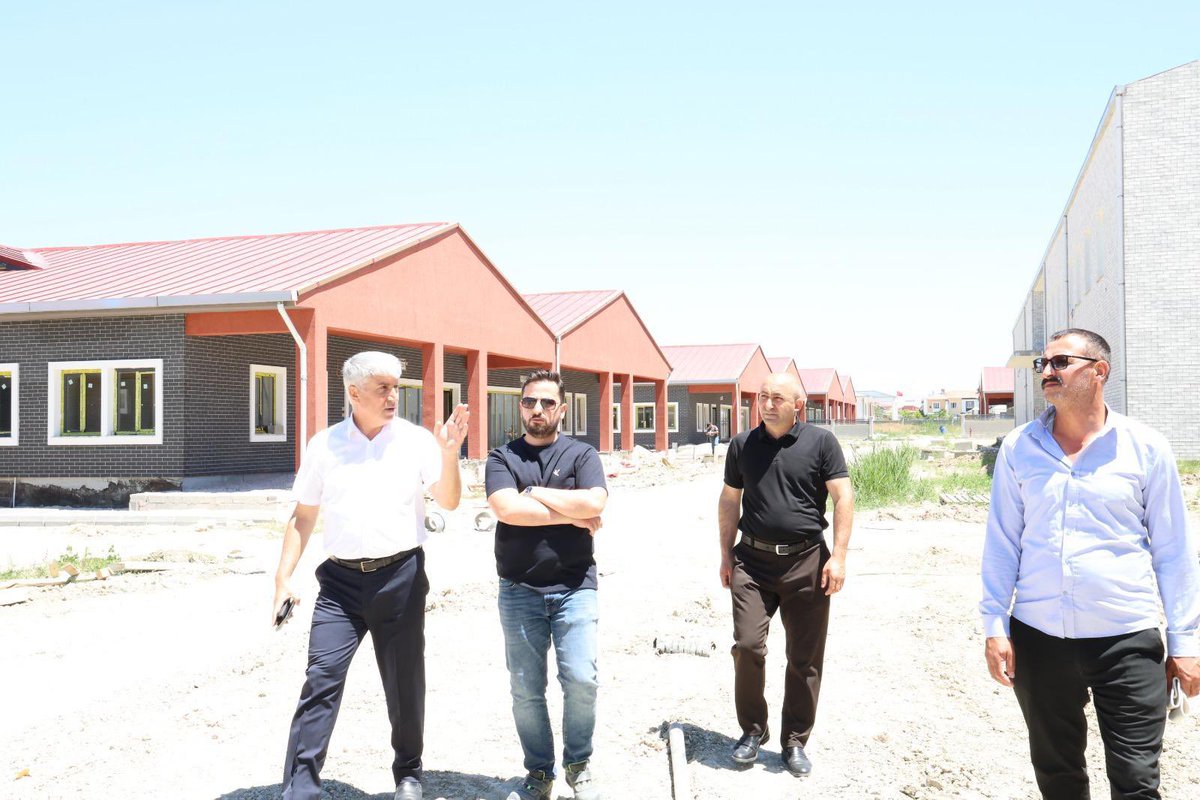 vanashim's tweet photo. İl Müdürümüz İsmetullah ALTUN, yapımı devam eden Edremit Çocuk Evleri Sitesi ile Edremit Engelsiz Yaşam Bakım ve Rehabilitasyon Merkezinde  incelemelerde bulundu. https://t.co/TmvB7FSlFT