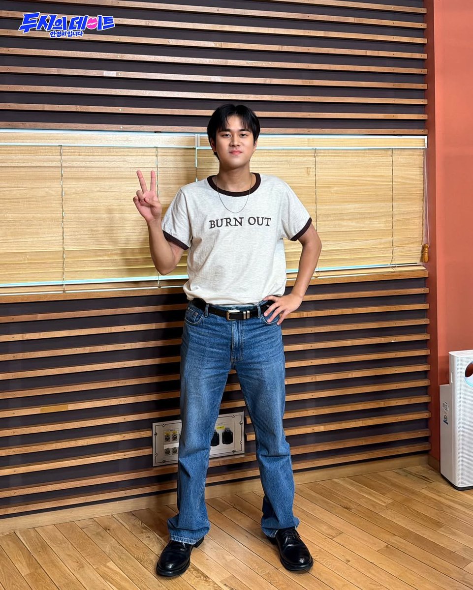 LEEMUJIN_GLOBAL's tweet photo. [📸]

The first special DJ on “2PM Date” was none other than singer ✨Lee Mujin✨🧡

Our 스무디... even though it was just his first day on “2PM Date,” didn’t he make a great first impression?😆

Hoping he doesn’t burn out tomorrow… 
Please take good care of him over the next two weeks 

Hwaiting, cute DJ Lee Mujin! 💪

#LEEMUJIN #이무진