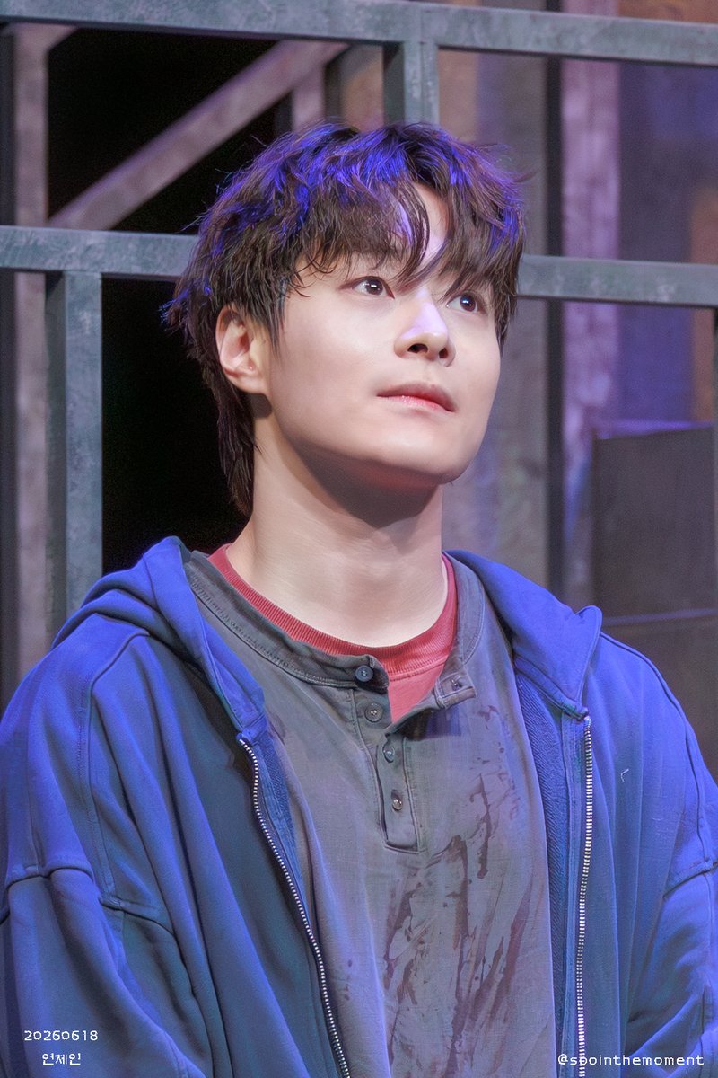 soointhemoment's tweet photo. 20260618 연극 언체인
첫공 무대 인사

2층까지 눈에 담는 모습
crop ver.

김기택 | 싱어
#김기택 https://t.co/RIG8135id5