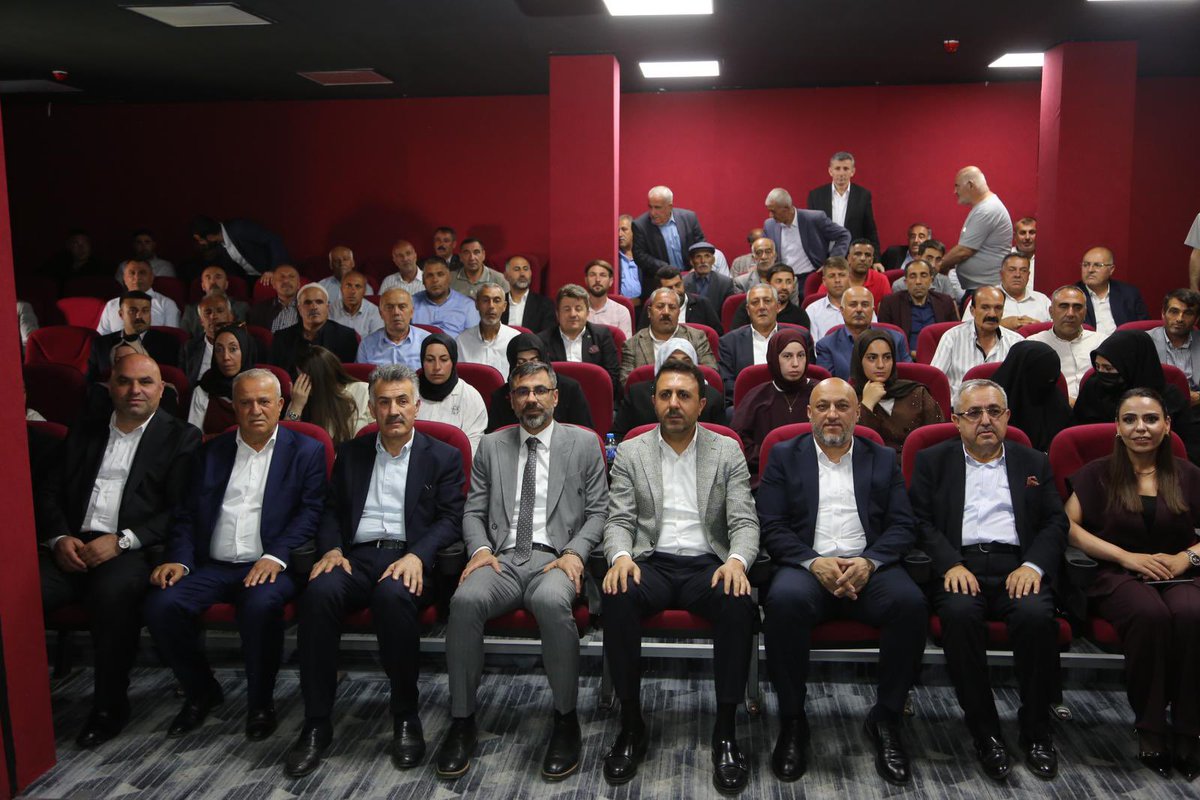 AkpartiBitlis13's tweet photo. 📍Güroymak 

İl Başkanımız Sn.@EnginGunceoglu, Milletvekilimiz Sn.@T_Bedirhanoglu, Belediye Başkanımız Sn.@Ntanglay, il Genel Meclis Başkanımız Sn.@medetilbars, Güroymak ilçe Başkanımız, İl genel meclis üyemiz, Güroymak Belediye Başkanımız ve teşkilat mensuplarımız işe beraber, 

Haziran ayı Mahalle Başkanları ve İlçe Danışma meclisi Toplantısı gerçekleştirildi. Teşkilatımızın sahadaki gücünü artırmak, Güroymaktaki ihtiyaçları yerinde değerlendirmek ve yol haritamızı belirlemek adına verimli bir toplantı oldu.Birlik ve beraberlik içerisinde, hemşehrilerimiz için durmadan çalışmaya devam edeceğiz.