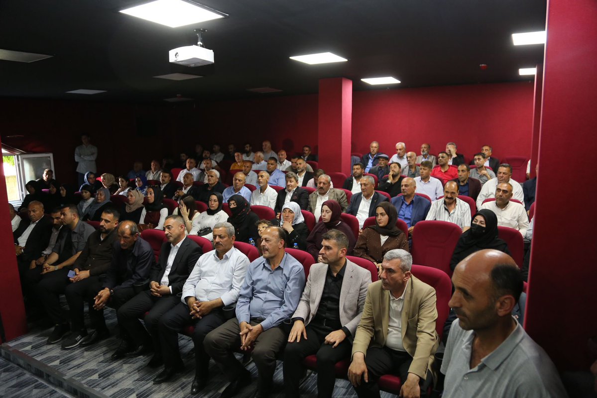 AkpartiBitlis13's tweet photo. 📍Güroymak 

İl Başkanımız Sn.@EnginGunceoglu, Milletvekilimiz Sn.@T_Bedirhanoglu, Belediye Başkanımız Sn.@Ntanglay, il Genel Meclis Başkanımız Sn.@medetilbars, Güroymak ilçe Başkanımız, İl genel meclis üyemiz, Güroymak Belediye Başkanımız ve teşkilat mensuplarımız işe beraber, 

Haziran ayı Mahalle Başkanları ve İlçe Danışma meclisi Toplantısı gerçekleştirildi. Teşkilatımızın sahadaki gücünü artırmak, Güroymaktaki ihtiyaçları yerinde değerlendirmek ve yol haritamızı belirlemek adına verimli bir toplantı oldu.Birlik ve beraberlik içerisinde, hemşehrilerimiz için durmadan çalışmaya devam edeceğiz.