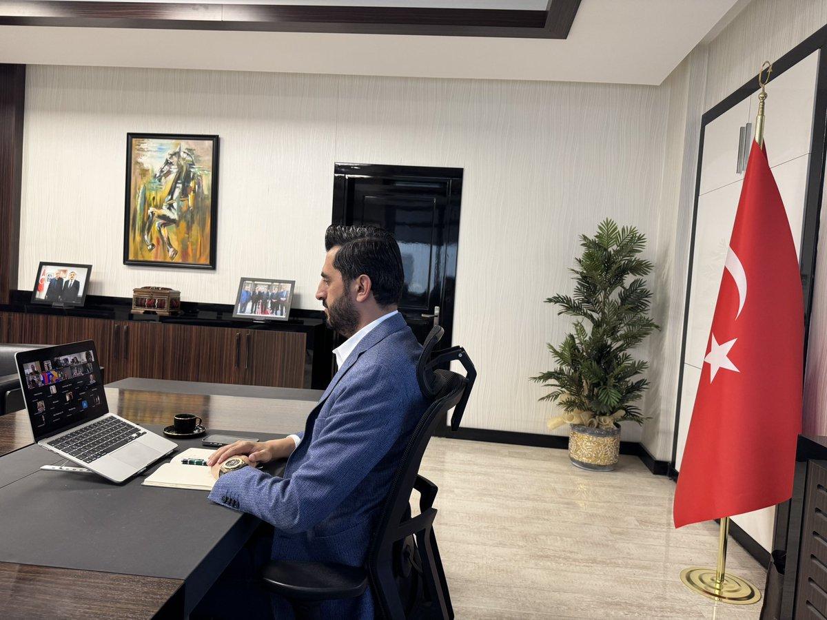 halitacar's tweet photo. TÜSİAD tarafından düzenlenen “Küresel Dönüşüm Sürecinde Bağlantılılık: Türkiye İçin Öncelikler ve Yol Haritası” Çalıştay Programı’na çevrimiçi olarak katılım sağladım.

“Bağlantılılıkta Bölgesel İş Dünyası Perspektifi” başlıklı II. Oturumda, bölgesel ticaretin mevcut dinamikleri, tedarik zincirlerindeki dönüşüm ve Türkiye’nin bu yeni yapıda üstlenebileceği stratejik rol üzerine değerlendirmelerimizi paylaştım.

Bakanlıklarımızın, İş Örgütlerimizin ve kamu özel sektörden pek çok temsilcilerimizin katıldığı toplantıda, konuşmacıların kıymetli görüşlerinden istifade ettik ve Orta Koridor, lojistik entegrasyon, dijitalleşme ve bölgesel iş dünyası iş birliklerinin güçlendirilmesinin, Türkiye’nin küresel ticaret içindeki konumunu daha da pekiştireceği yönündeki görüşlerimizi sunma fırsatı buldum.

Katkı sağlayan herkese teşekkür ediyor, bu çalıştayın çıktılarının yeni iş imkanlarına vesile olmasını diliyorum.

@deikiletisim 
@TUSIAD 
#DEİK #İşimizTicariDiplomasi #TUSIAD #KalkinmaYolu #Türkiye #Irak #Ticaret