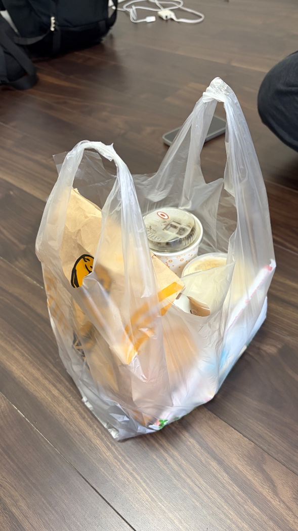Hals_SC's tweet photo. 新居で朝マック食べた
無料インターネットは70Mbpsしか出ない https://t.co/YsLmJzgVFa