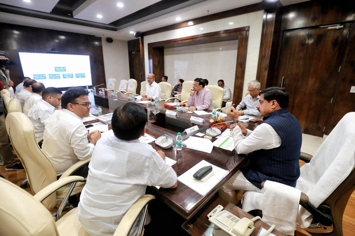 DrMohanYadav51's tweet photo. आज मंत्रालय में योजना, आर्थिक एवं सांख्यिकी विभाग की समीक्षा कर राज्य के सभी आंकड़े एक ही प्लेटफॉर्म पर उपलब्ध कराने के निर्देश दिए। जिलों के विकास सूचकांक स्थानीय परिस्थितियों पर आधारित हों।
 
शासकीय नियोजन और निजी निवेश को बढ़ावा देने के लिए भोपाल में जिला विकास समितियों का सम्मेलन आयोजित करें। किफायती आवासों में इको-फ्रेंडली सामग्री के इस्तेमाल को बढ़ावा दें और नवाचार करने वालों को प्रोत्साहित करें। 

मुख्यमंत्री सामुदायिक नेतृत्व क्षमता विकास कार्यक्रम के अंतर्गत अब तक 1.37 लाख से अधिक छात्र लाभान्वित हो चुके हैं। विमुक्त, घुमंतु और अर्द्धघुमंतु परिवारों के चिन्हांकन अभियान में अब तक 25 हजार से अधिक परिवारों का पंजीकरण पोर्टल पर हो चुका है।