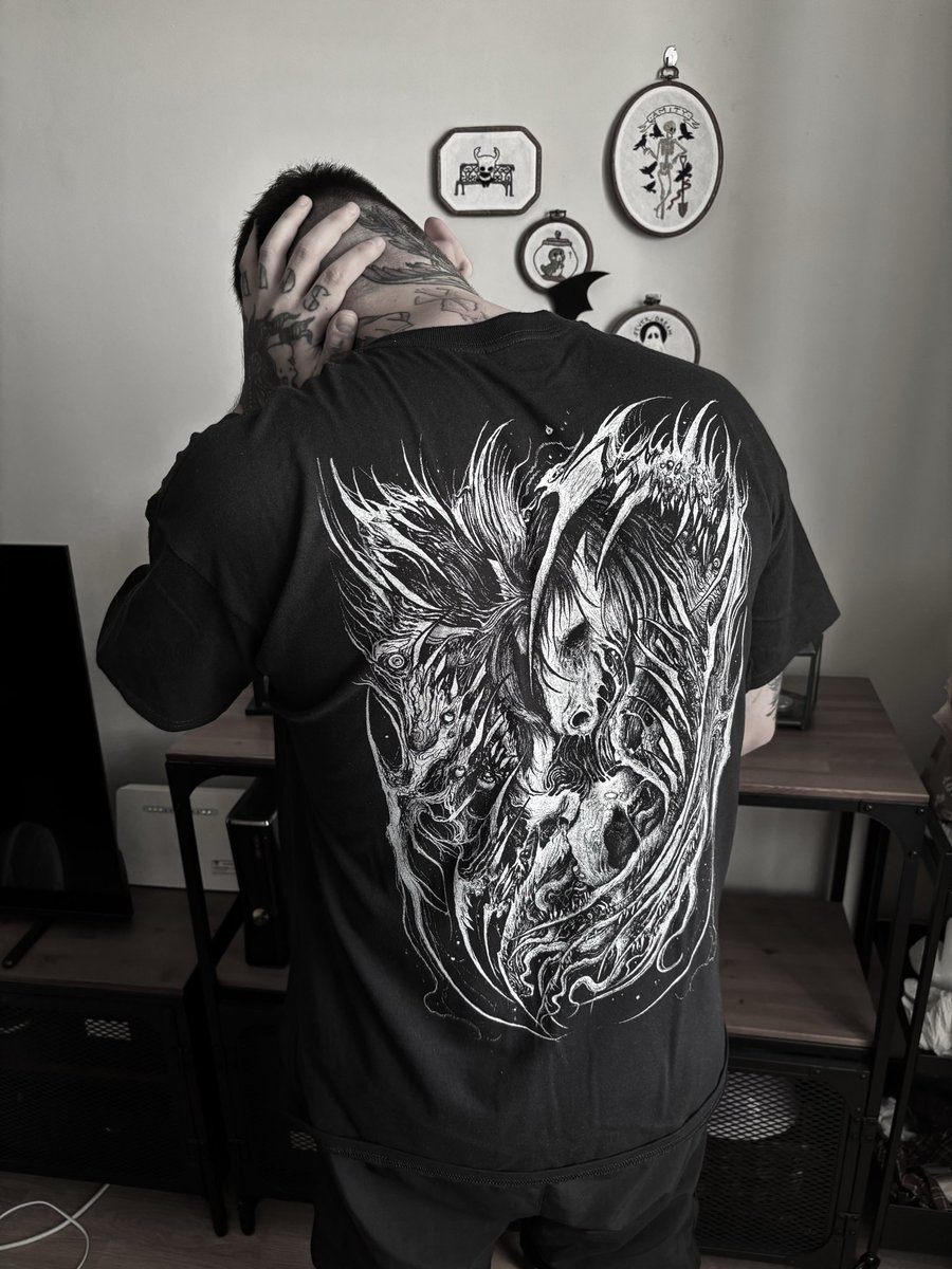 Mirlo_tattoo's tweet photo. No sabéis la ilusión que me hace por fin tener mis propias camisetas. 

PD: si queréis una tiradme un MD https://t.co/0rG0Lo9fhp