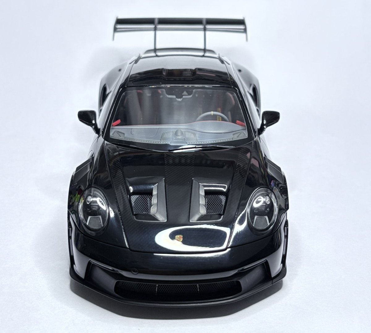 peaceketrocket's tweet photo. タミヤ 1/24 ポルシェ 911 GT3 RS
初めてカーモデルを完成させました！
（仕掛かりは2個程ありますが）

仕上げはイマイチですがキリがないので完了！😅ストレート組みの予定でしたがフロント&amp;ボンネットのメッシュモールドをエッチングメッシュに換装して中にダクトとラジエーターを仕込みました。 https://t.co/Hnq0vwbMMl