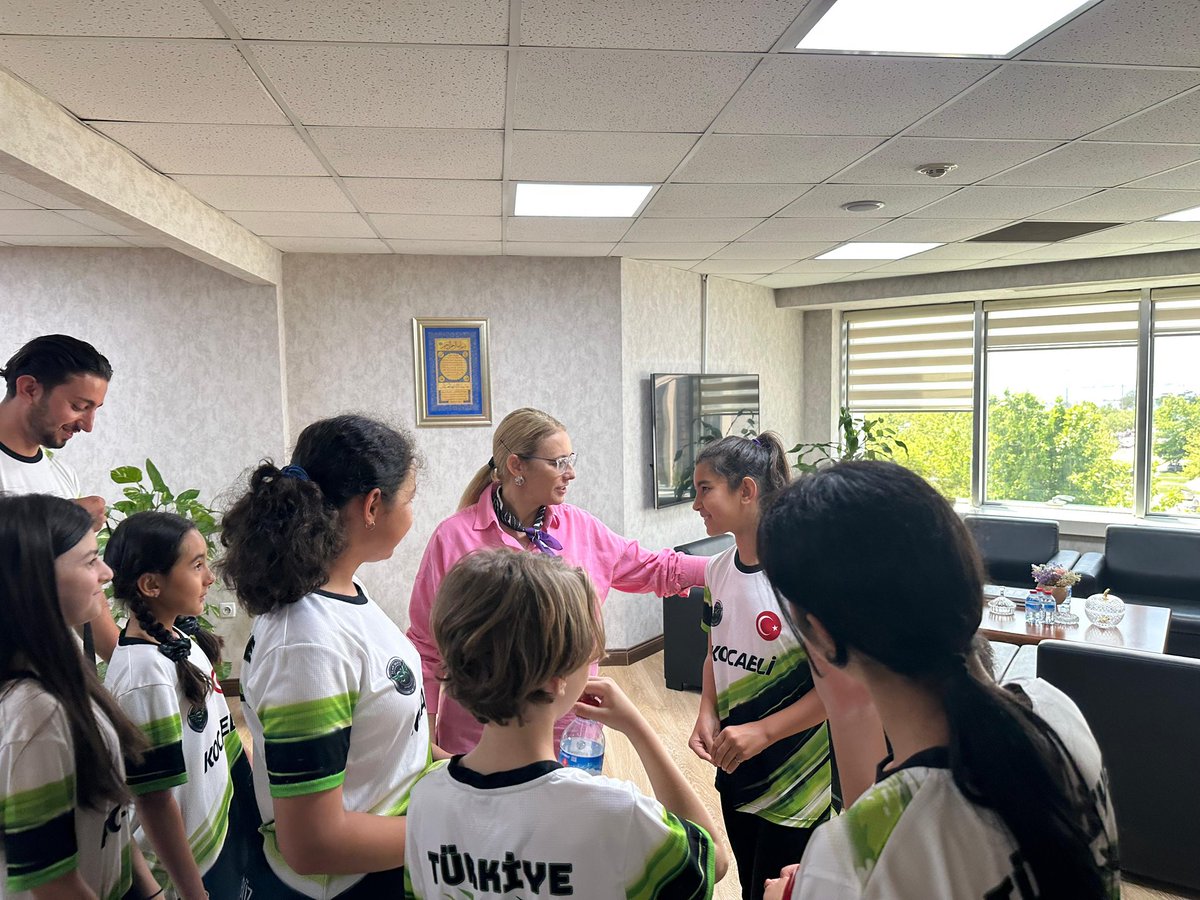 bernaabis's tweet photo. 🏃‍♂️🛹 Spor; disiplinin, azmin ve sağlıklı bir geleceğin en güçlü anahtarlarından biridir.

Kocaeli Team Skate Spor Kulübü Antrenörü Muhammed Eren ve genç sporcularımızı misafir ederek sporun gençlerimizin hayatına kattığı değerler üzerine sohbet ettik. Başarılarıyla gurur duyduğumuz sporcularımıza ve emek veren antrenörlerimize teşekkür ediyor, yollarının açık olmasını diliyorum. 👏🇹🇷