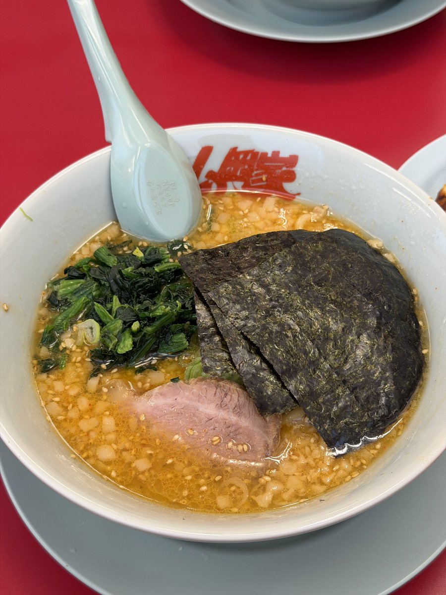 tiddel79's tweet photo. 行きつけのとこが当分休業だったり忙しかったりで久しぶりのラーメン。嫁と行くのはいつも山岡家。久しぶりに特味噌背脂変更。個人的には醤油の透明油が好きだけど、特味噌にニンニクと豆板醤たっぷり入れると旨みが激アゲでめちゃ美味い。嫁はいつもの辛味噌ラーメン。 https://t.co/zw9gWBEEp9