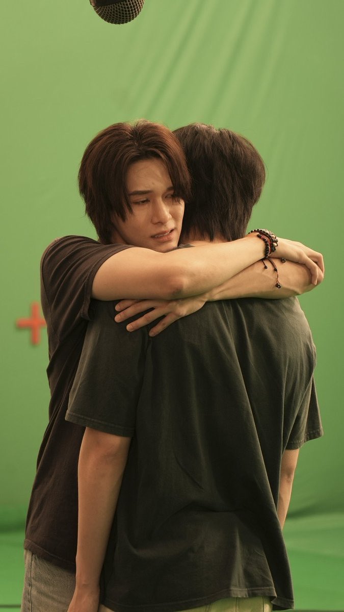 mmnhercrush's tweet photo. เข้าใจแล้วว่าทำไมน้องพีทถึงต้องเขย่งกอดโอบรอบคออาจารย์นิรันดร์ตลอดเลย เพราะถ้าให้กอดต่ำกว่านั้น ดูจากความหนาของตัวสกายแล้วคิดว่าแขนยัยนิไม่น่าจะสามารถโอบสกายได้รอบอะ 😂  ไม่แปลกใจเลยว่าทำไมน้องนิเวลาอยู่กับสกายแล้วจะเหลือตัวแค่นั้น เพราะฮี is a really BIG GUY ของจริง 🫠🫠 https://t.co/IJOycQAIQn