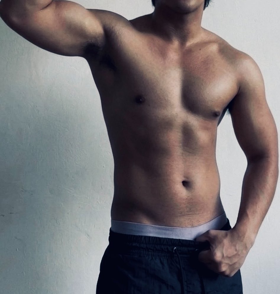 Tee_tee_jay09's tweet photo. Adding a few more degrees to the 45°C temperature here in Riyadh today today, 
🔥🔥🔥💪💪💪😉😉😉
#biceps
#pinoydaddy https://t.co/g9elKawWm8