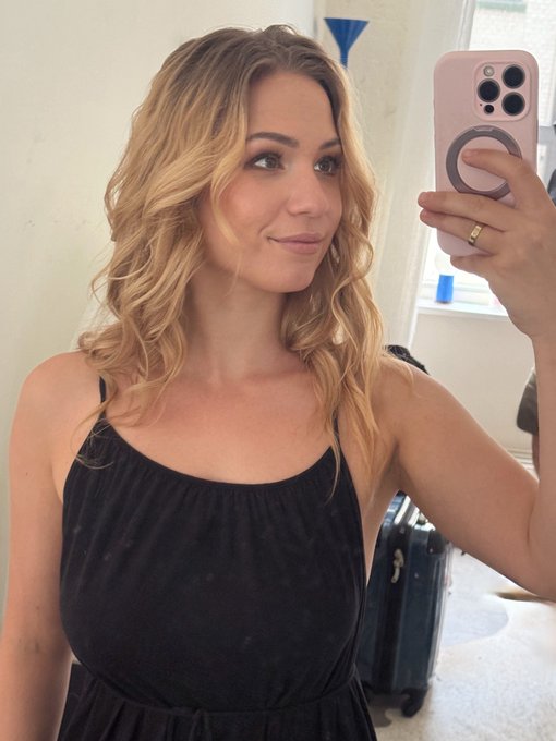 Gabi Gold - 1 pic. Produktionswochenende 🩷 I am back biatches ⭐️ #happyme https://t.co/Y95GZaaycr