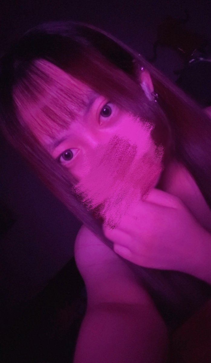 Klyveni's tweet photo. 大半夜不睡覺在幹嘛—拍照

然後我朋友：傻逼吧
 
好 我要睡了 各位晚安💤 https://t.co/LCJRqgFXwp