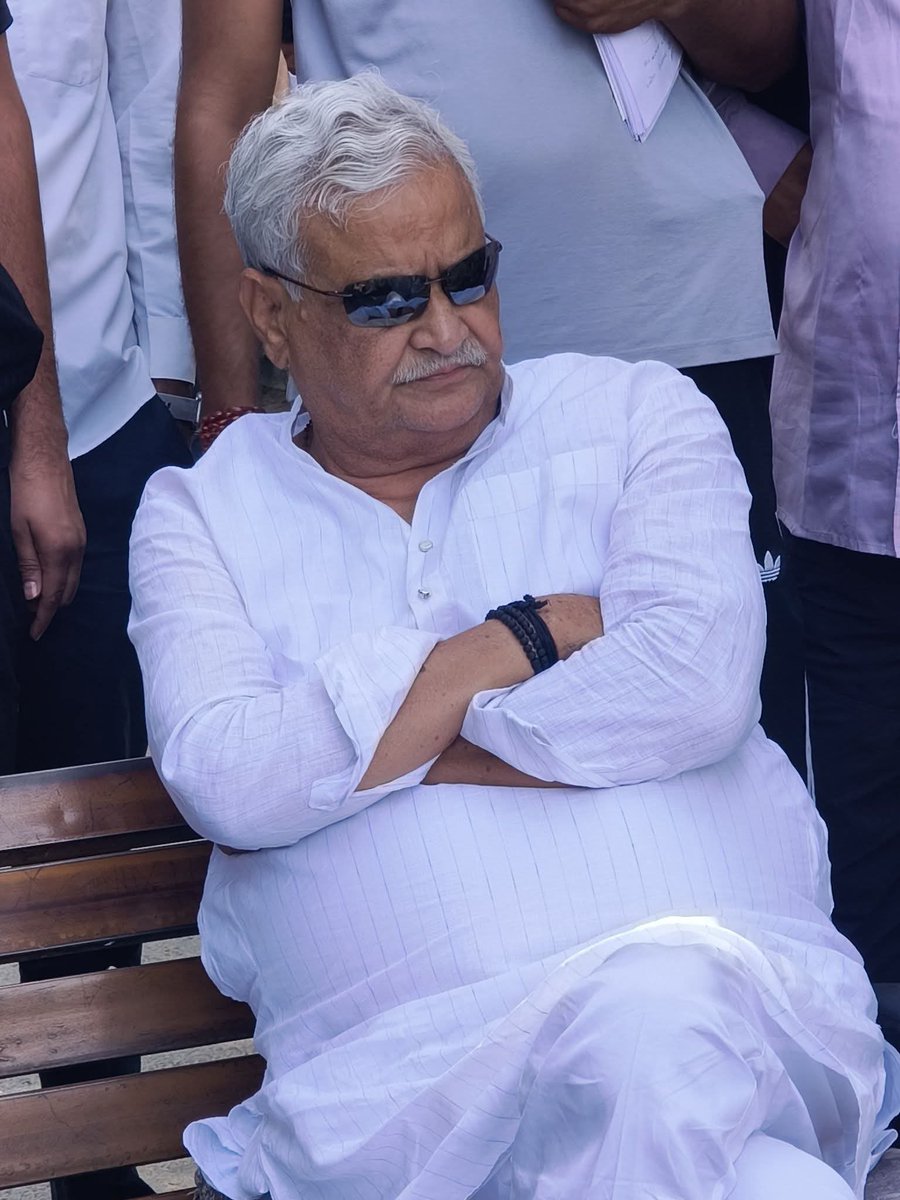 manojmeena's tweet photo. "डॉ. साहब, जब 2007 में पूरे मीणा समाज का मामला अटका था, तब आपने मंत्री पद का त्याग कर समाज की लाज रखी थी। अंबा माता के मुद्दे पर भी आपने समाज के सम्मान की रक्षा की। आज फिर मीणा समाज की अस्मिता और सम्मान का प्रश्न खड़ा है, इसलिए पूरा समाज आपकी ओर उम्मीद भरी निगाहों से देख रहा है। हमें विश्वास है कि आप इस विवाद का सम्मानजनक समाधान निकालेंगे।

अब यह मसला केवल पानी का नहीं रहा, बल्कि पूरे समाज के आत्मसम्मान और अस्मिता का प्रश्न बन चुका है। जो निर्णय आज होगा, उसका प्रभाव आने वाली पीढ़ियों तक जाएगा। समाज को भरोसा है कि आप उसके सम्मान, अधिकारों और गौरव की रक्षा के लिए पहले की तरह दृढ़ता से खड़े रहेंगे। यही कारण है कि समाज आपको अपना सर्वोपरि नेता मानता है, और इस संघर्ष में आपकी भूमिका इतिहास के पन्नों में दर्ज होगी। @DrKirodilalBJP