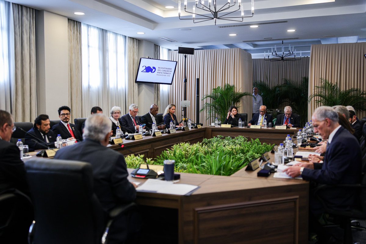 as_salazar's tweet photo. *Presidente Mulino hace defensa firme del multilateralismo, al celebrarse los 200 años del Congreso Anfictiónico de Panamá* 

• _El gobernante dirigió una reunión de mandatarios, cancilleres y altos dignatarios de América en el Palacio Bolívar para hablar de integración, democracia y la lucha contra desafíos comunes_ 

El presidente de la República, @JoseRaulMulino dio la bienvenida este lunes a mandatarios de tres países hermanos de Centroamérica y Sudamérica, quienes junto a cancilleres y dignatarios de América han llegado a Panamá para celebrar el Bicentenario del Congreso Anfictiónico de Panamá.

Los mandatarios Gustavo Petro (Colombia), Bernardo Arévalo (Guatemala) y Nasry Asfura (Honduras), además del subsecretario de Estado de Estados Unidos, Christopher Landau; y el vicepresidente de El Salvador, Félix Ulloa; llegaron a Panamá para conmemorar la histórica iniciativa del Libertador Simón Bolívar, quien en el año 1826 expuso su visión de crear una confederación de naciones suramericanas.
De igual forma se encuentra en suelo panameño el secretario general de la Organización de Estados Americanos, Albert Ramdin.

Las actividades se enmarcan en la Semana de Alto Nivel del Bicentenario del Congreso Anfictiónico e incluye el arranque de la 56a Asamblea General de la Organización de Estados Americanos (OEA), cuyo lema en esta ocasión es “América Unida en el Bicentenario del Congreso Anfictiónico de Panamá”.
Para participar en estas actividades, han llegado al país 34 ministros y viceministros, seis secretarios generales de organismos internacionales y 55 enviados especiales y altos cargos de países y organizaciones internacionales.

Se trata de más de 100 delegaciones internacionales, que incluyen 79 representaciones de Estados y 21 delegaciones de organismos internacionales.

Tras su llegada al Palacio Bolívar de la Cancillería, junto a la primera dama de la República, Maricel Cohen de Mulino, el mandatario dio apertura a una reunión de jefes de Estado y de Gobierno, en la que participaron sus homólogos invitados, al igual que enviados especiales de 13 mandatarios de la región, y el secretario general Ramdin.

La intervención del presidente Mulino ante los invitados abarcó la situación de Panamá y América Latina con sus fortalezas, debilidades y amenazas, y los pasos que se requieren para honrar la visión multilateralista de Bolívar.

"El multilateralismo ha demostrado su valor una y otra vez. Permitió consolidar procesos de paz, acompañar transiciones democráticas, y construir mecanismos de solución de controversias que evitaron conflictos entre hermanos", declaró el mandatario panameño.

"Ese principio resulta especialmente importante para la defensa de la democracia. Las democracias de nuestra región enfrentan presiones crecientes, pero debemos reconocer una verdad fundamental: la democracia no puede limitarse a la celebración periódica de elecciones. Debe sentirse en la vida cotidiana de nuestros ciudadanos, cuando una familia accede a una educación de calidad, cuando una persona puede prosperar, cuando puede caminar segura por las calles, cuando las instituciones responden", destacó.

Por su parte, los presidentes, cancilleres y delegados asistentes a la reunión coincidieron en que la cooperación internacional, el respeto a la ley y el apego a los principios democráticos son pilares imprescindibles para avanzar en la integración regional.

Durante la jornada, el presidente es el testigo de honor durante la ceremonia en la que la República Federativa de Brasil cederá en donación las actas originales del Congreso Anfictiónico de 1926 a la República de Panamá.
Luego de un almuerzo con los invitados, Mulino sostendrá esta tarde en el Palacio de las Garzas reuniones bilaterales con los mandatarios de Honduras y de Colombia.

En la tarde, el mandatario tiene programado participar en la apertura de la 56a Asamblea General de la OEA, en el centro de convenciones Atlapa.