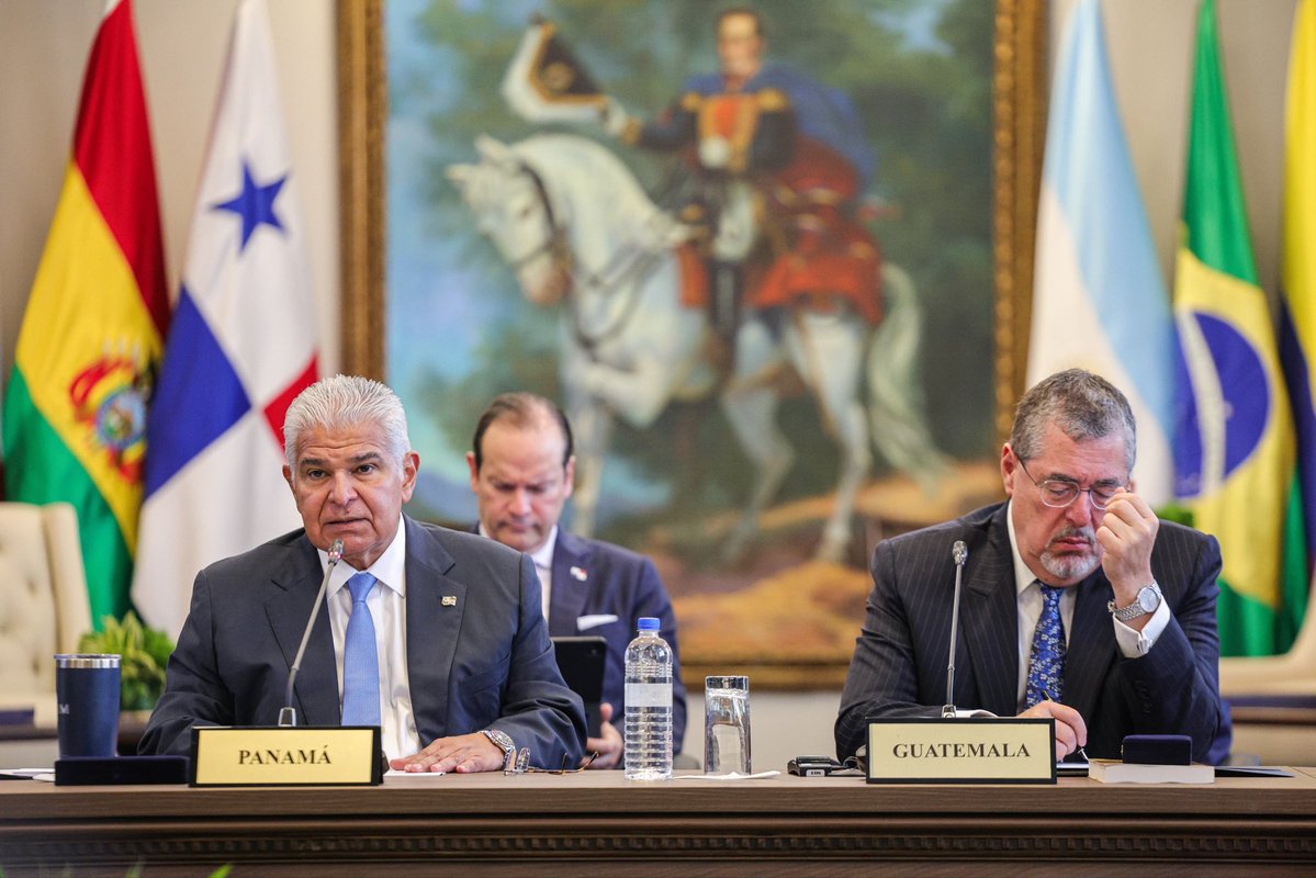 as_salazar's tweet photo. *Presidente Mulino hace defensa firme del multilateralismo, al celebrarse los 200 años del Congreso Anfictiónico de Panamá* 

• _El gobernante dirigió una reunión de mandatarios, cancilleres y altos dignatarios de América en el Palacio Bolívar para hablar de integración, democracia y la lucha contra desafíos comunes_ 

El presidente de la República, @JoseRaulMulino dio la bienvenida este lunes a mandatarios de tres países hermanos de Centroamérica y Sudamérica, quienes junto a cancilleres y dignatarios de América han llegado a Panamá para celebrar el Bicentenario del Congreso Anfictiónico de Panamá.

Los mandatarios Gustavo Petro (Colombia), Bernardo Arévalo (Guatemala) y Nasry Asfura (Honduras), además del subsecretario de Estado de Estados Unidos, Christopher Landau; y el vicepresidente de El Salvador, Félix Ulloa; llegaron a Panamá para conmemorar la histórica iniciativa del Libertador Simón Bolívar, quien en el año 1826 expuso su visión de crear una confederación de naciones suramericanas.
De igual forma se encuentra en suelo panameño el secretario general de la Organización de Estados Americanos, Albert Ramdin.

Las actividades se enmarcan en la Semana de Alto Nivel del Bicentenario del Congreso Anfictiónico e incluye el arranque de la 56a Asamblea General de la Organización de Estados Americanos (OEA), cuyo lema en esta ocasión es “América Unida en el Bicentenario del Congreso Anfictiónico de Panamá”.
Para participar en estas actividades, han llegado al país 34 ministros y viceministros, seis secretarios generales de organismos internacionales y 55 enviados especiales y altos cargos de países y organizaciones internacionales.

Se trata de más de 100 delegaciones internacionales, que incluyen 79 representaciones de Estados y 21 delegaciones de organismos internacionales.

Tras su llegada al Palacio Bolívar de la Cancillería, junto a la primera dama de la República, Maricel Cohen de Mulino, el mandatario dio apertura a una reunión de jefes de Estado y de Gobierno, en la que participaron sus homólogos invitados, al igual que enviados especiales de 13 mandatarios de la región, y el secretario general Ramdin.

La intervención del presidente Mulino ante los invitados abarcó la situación de Panamá y América Latina con sus fortalezas, debilidades y amenazas, y los pasos que se requieren para honrar la visión multilateralista de Bolívar.

"El multilateralismo ha demostrado su valor una y otra vez. Permitió consolidar procesos de paz, acompañar transiciones democráticas, y construir mecanismos de solución de controversias que evitaron conflictos entre hermanos", declaró el mandatario panameño.

"Ese principio resulta especialmente importante para la defensa de la democracia. Las democracias de nuestra región enfrentan presiones crecientes, pero debemos reconocer una verdad fundamental: la democracia no puede limitarse a la celebración periódica de elecciones. Debe sentirse en la vida cotidiana de nuestros ciudadanos, cuando una familia accede a una educación de calidad, cuando una persona puede prosperar, cuando puede caminar segura por las calles, cuando las instituciones responden", destacó.

Por su parte, los presidentes, cancilleres y delegados asistentes a la reunión coincidieron en que la cooperación internacional, el respeto a la ley y el apego a los principios democráticos son pilares imprescindibles para avanzar en la integración regional.

Durante la jornada, el presidente es el testigo de honor durante la ceremonia en la que la República Federativa de Brasil cederá en donación las actas originales del Congreso Anfictiónico de 1926 a la República de Panamá.
Luego de un almuerzo con los invitados, Mulino sostendrá esta tarde en el Palacio de las Garzas reuniones bilaterales con los mandatarios de Honduras y de Colombia.

En la tarde, el mandatario tiene programado participar en la apertura de la 56a Asamblea General de la OEA, en el centro de convenciones Atlapa.