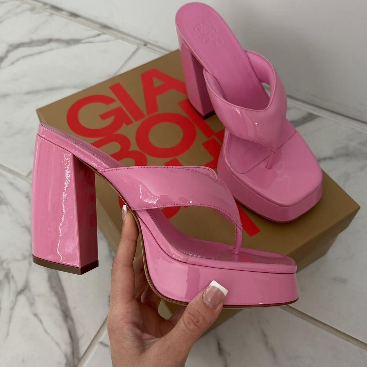 favscorpioooo's tweet photo. If it’s PINK I want itttt ￼￼￼￼￼🌸💕 https://t.co/btVUHxcWCo